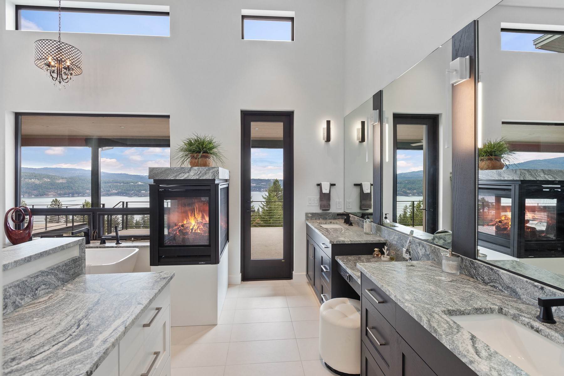 19. Single Family Homes for Sale at Mountain Contemporary Beauty 2766 Helen Dr Coeur d’Alene, Idaho 83814 United States