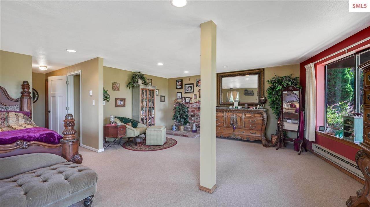 36. Single Family Homes for Sale at 551 E Sunnyside Road Sandpoint, Idaho 83864 United States