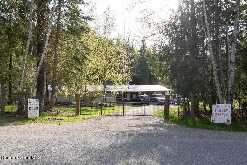 15. Single Family Homes for Sale at 1474 Cocolalla Loop Road Cocolalla, Idaho 83813 United States