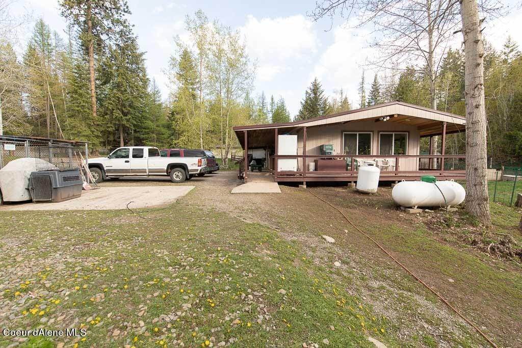 19. Single Family Homes for Sale at 1474 Cocolalla Loop Road Cocolalla, Idaho 83813 United States