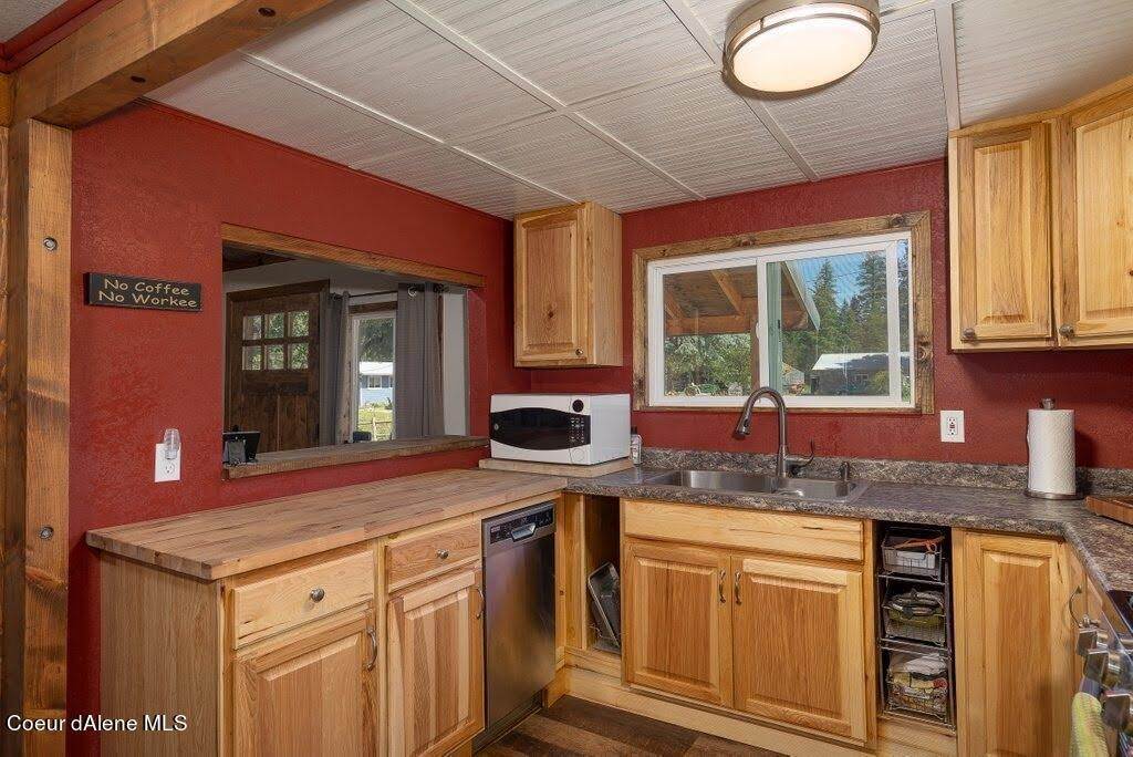 9. Single Family Homes for Sale at 491 Pine View Lane Spirit Lake, Idaho 83869 United States