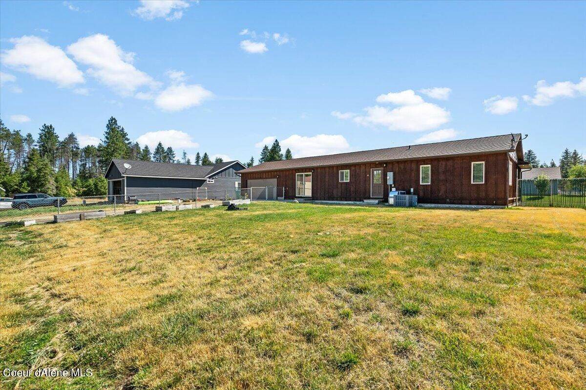 26. Single Family Homes for Sale at 32979 N 7TH Avenue Spirit Lake, Idaho 83869 United States