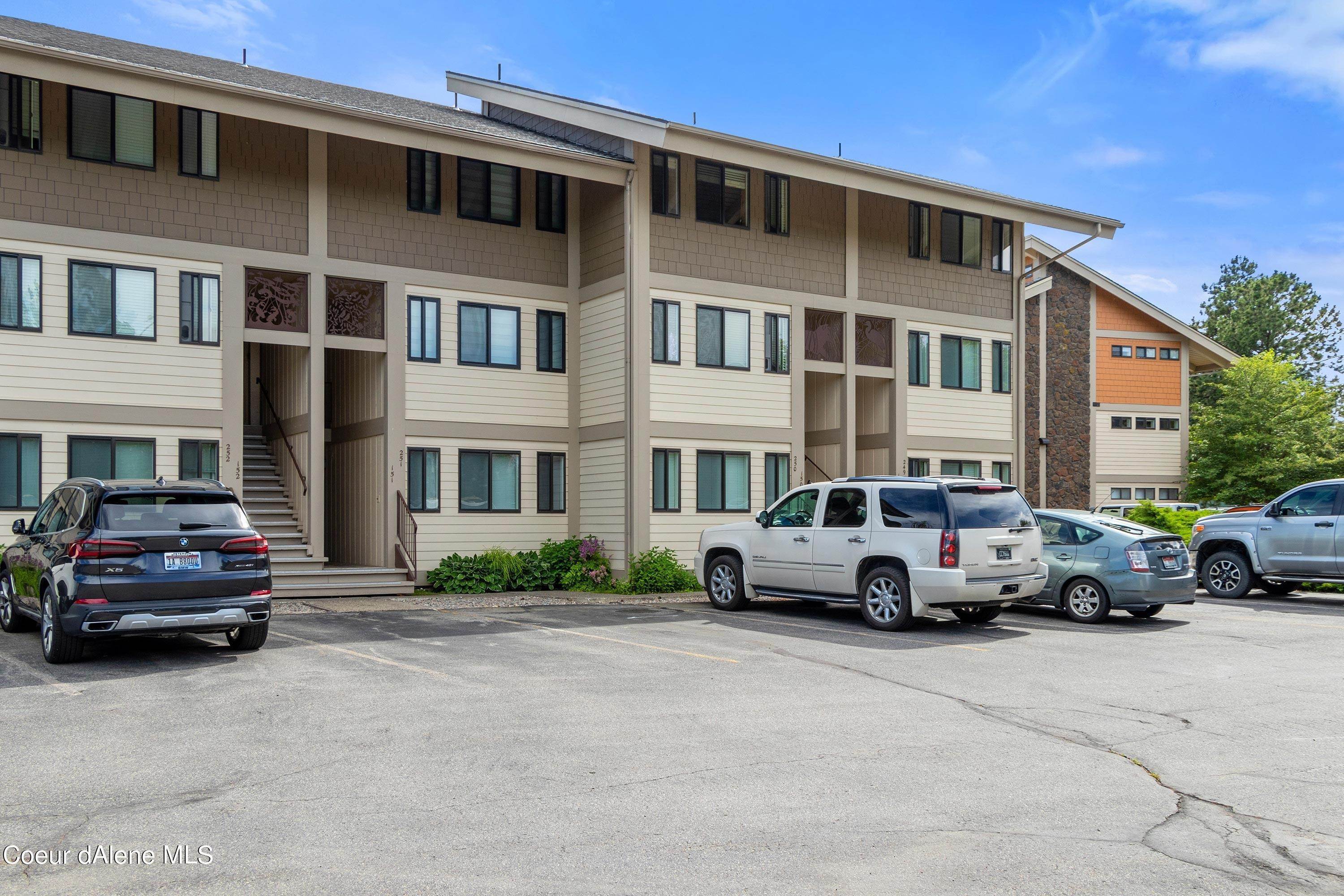 41. Condominiums for Sale at 301 Iberian Wy Sandpoint, Idaho 83864 United States