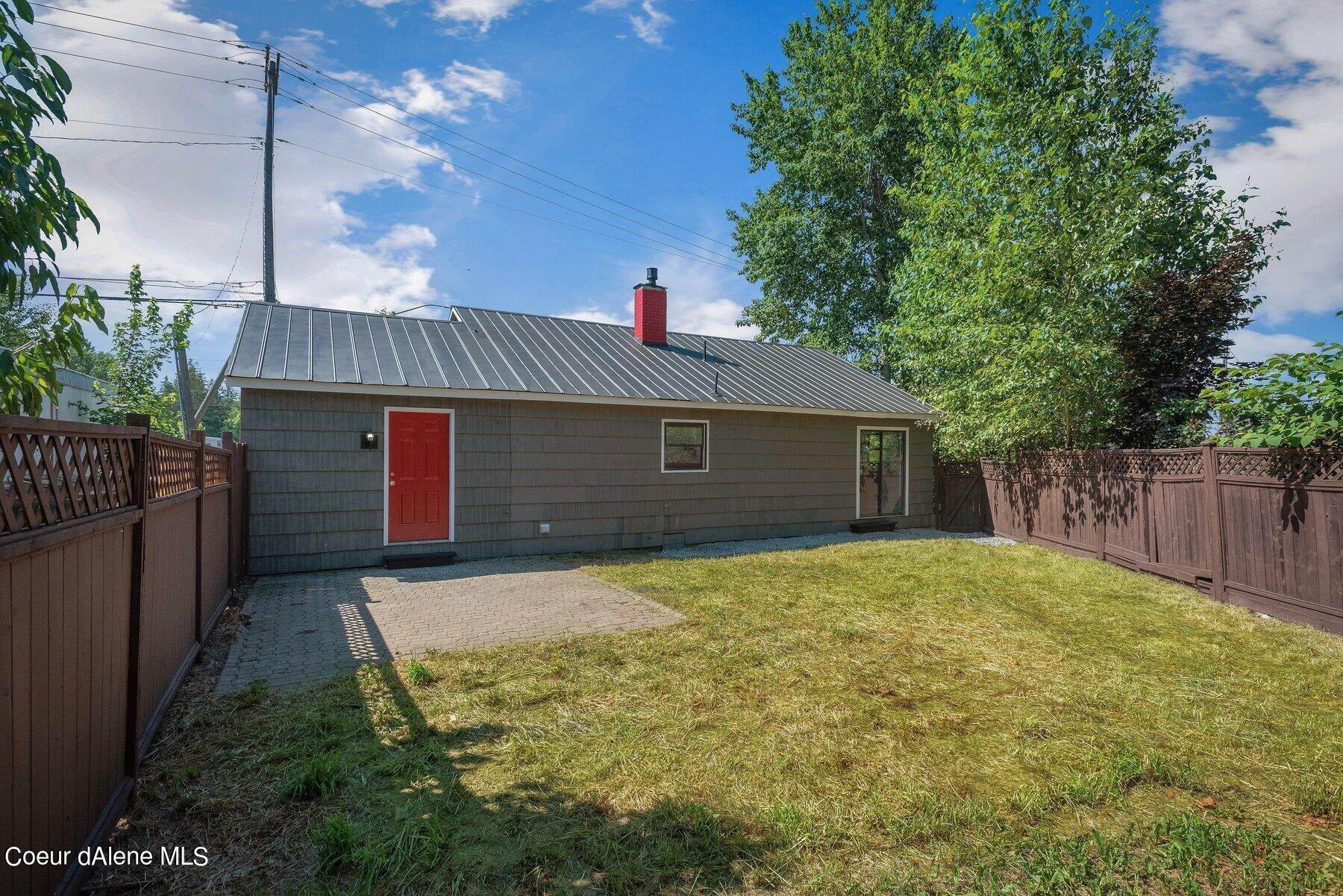 37. Single Family Homes for Sale at 1200 Kootenai Cutoff Road Ponderay, Idaho 83852 United States