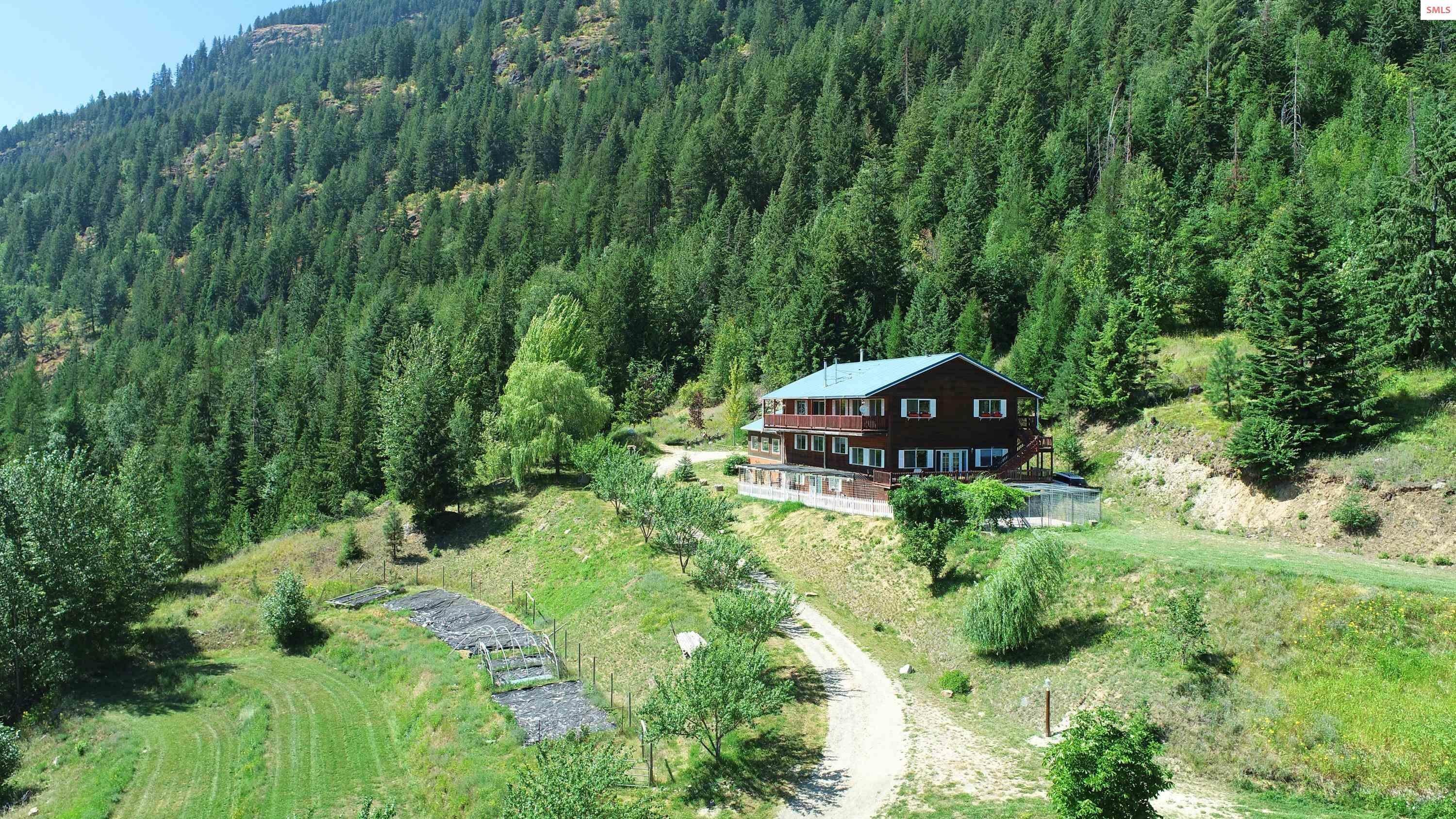 29. Single Family Homes for Sale at 4456 Westside Rd 4456 Westside Rd Bonners Ferry, Idaho 83805 United States