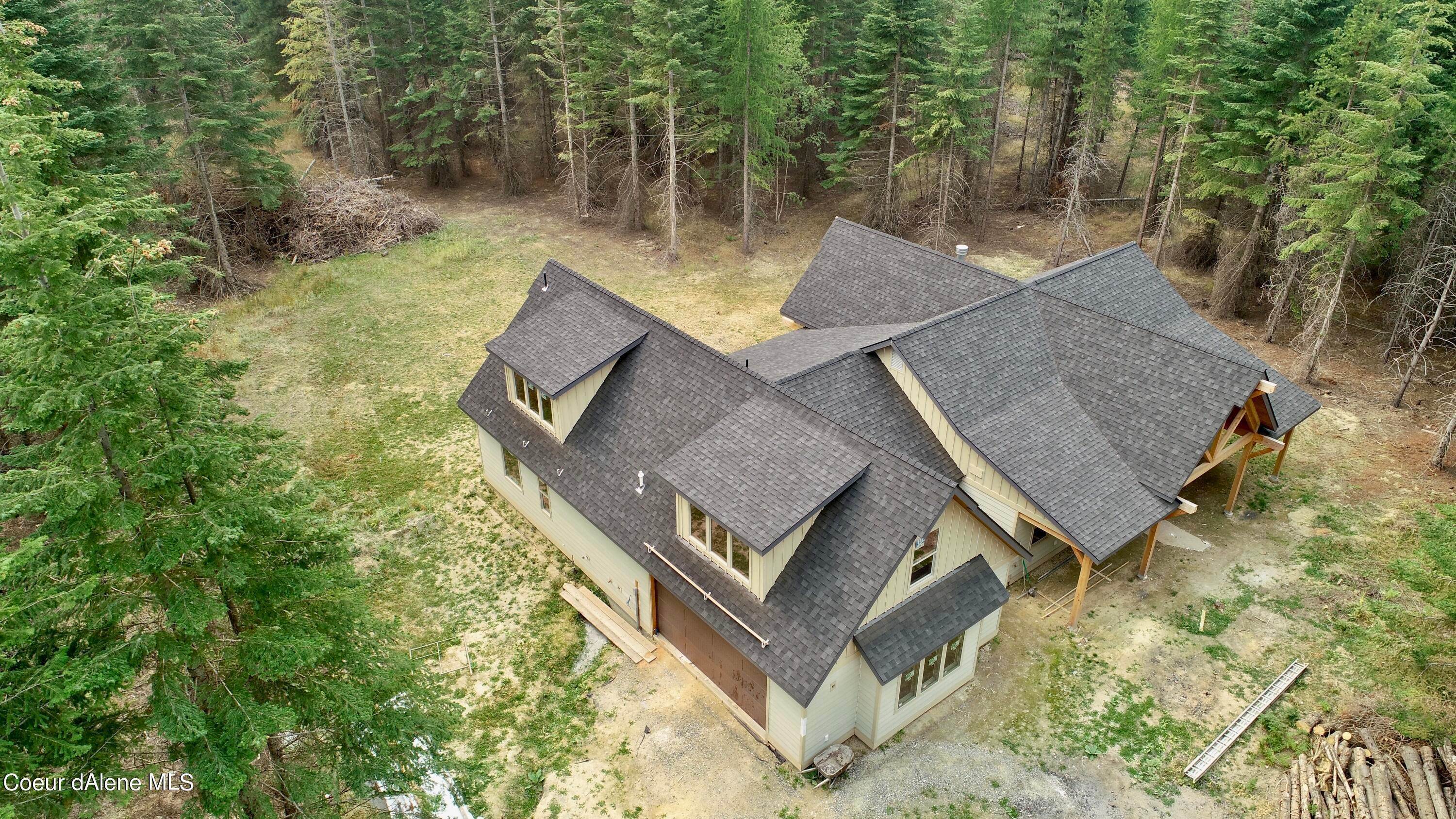 3. Single Family Homes for Sale at 122 Windswept Court Naples, Idaho 83847 United States