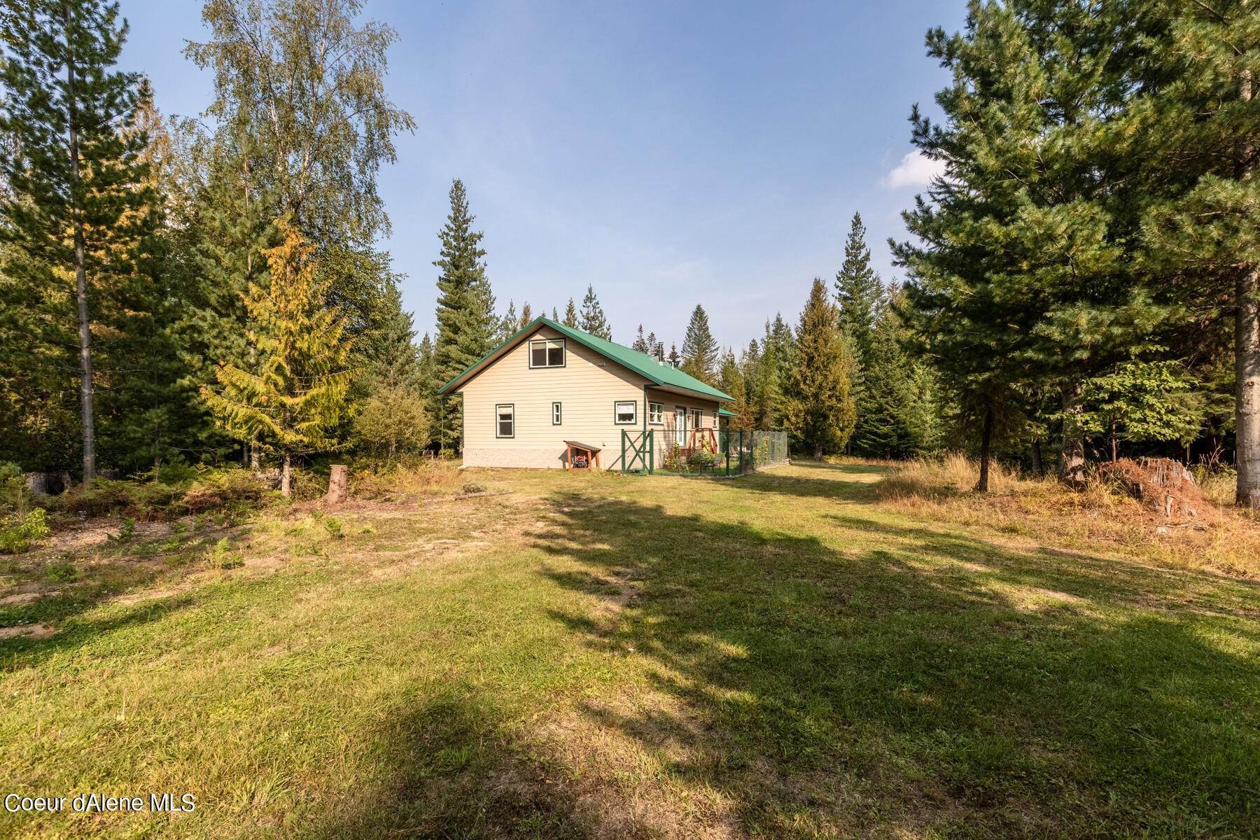 32. Single Family Homes for Sale at 526 Beaver Pond Trail Priest River, Idaho 83856 United States