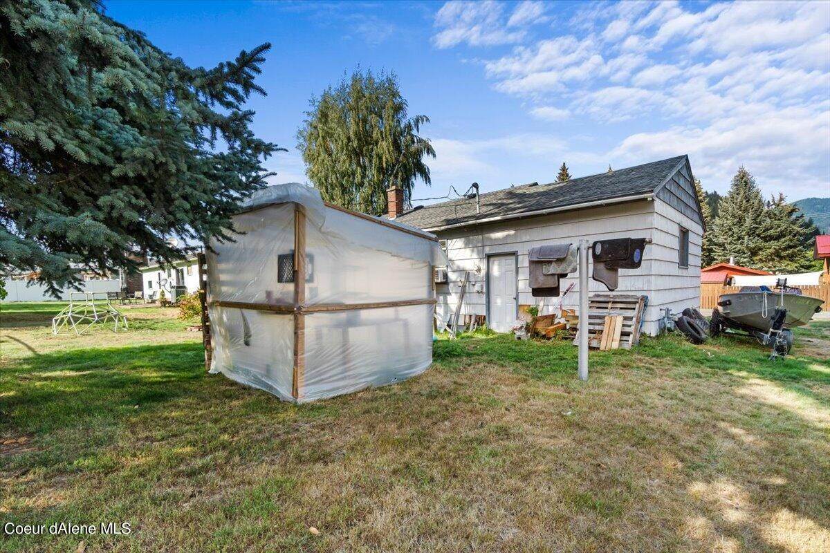 25. Single Family Homes for Sale at 121 E Oak Avenue Osburn, Idaho 83849 United States