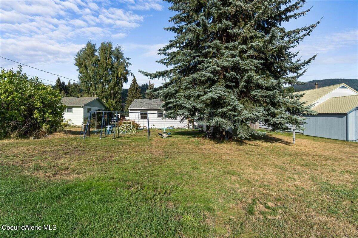 26. Single Family Homes for Sale at 121 E Oak Avenue Osburn, Idaho 83849 United States