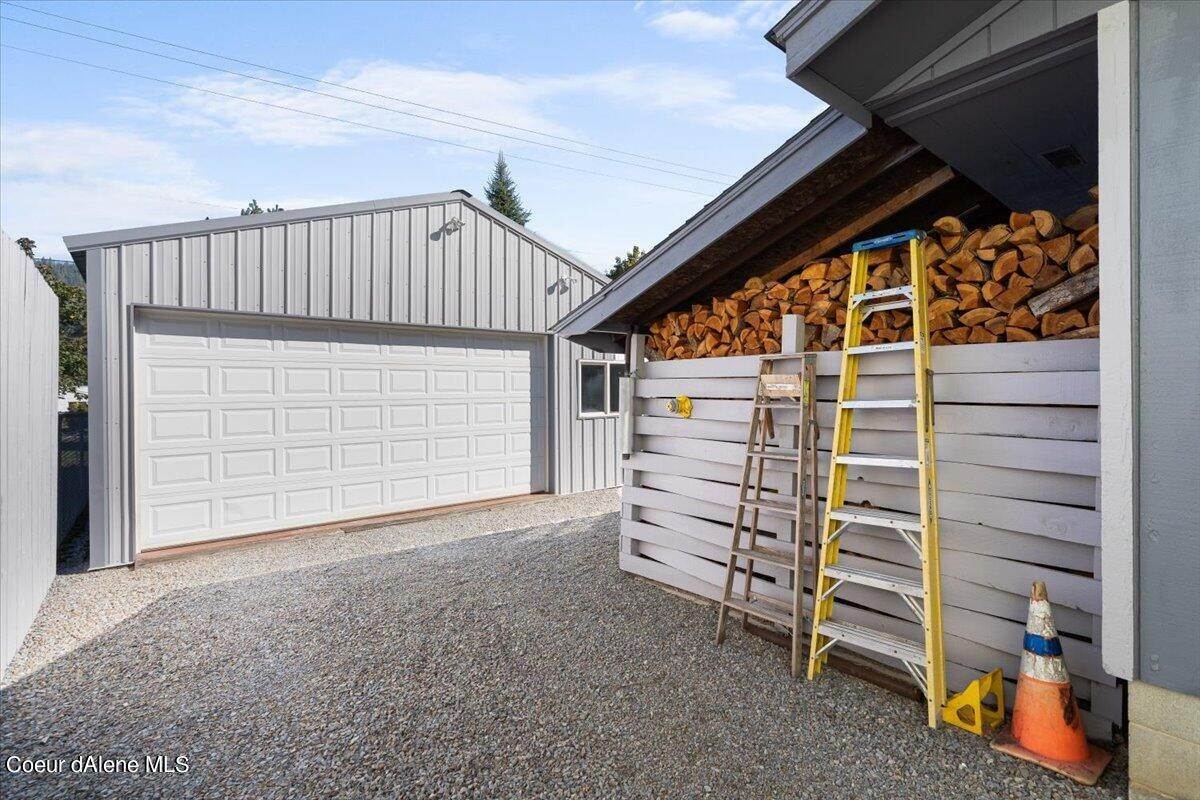 32. Single Family Homes for Sale at 822 E Larch Avenue Osburn, Idaho 83849 United States