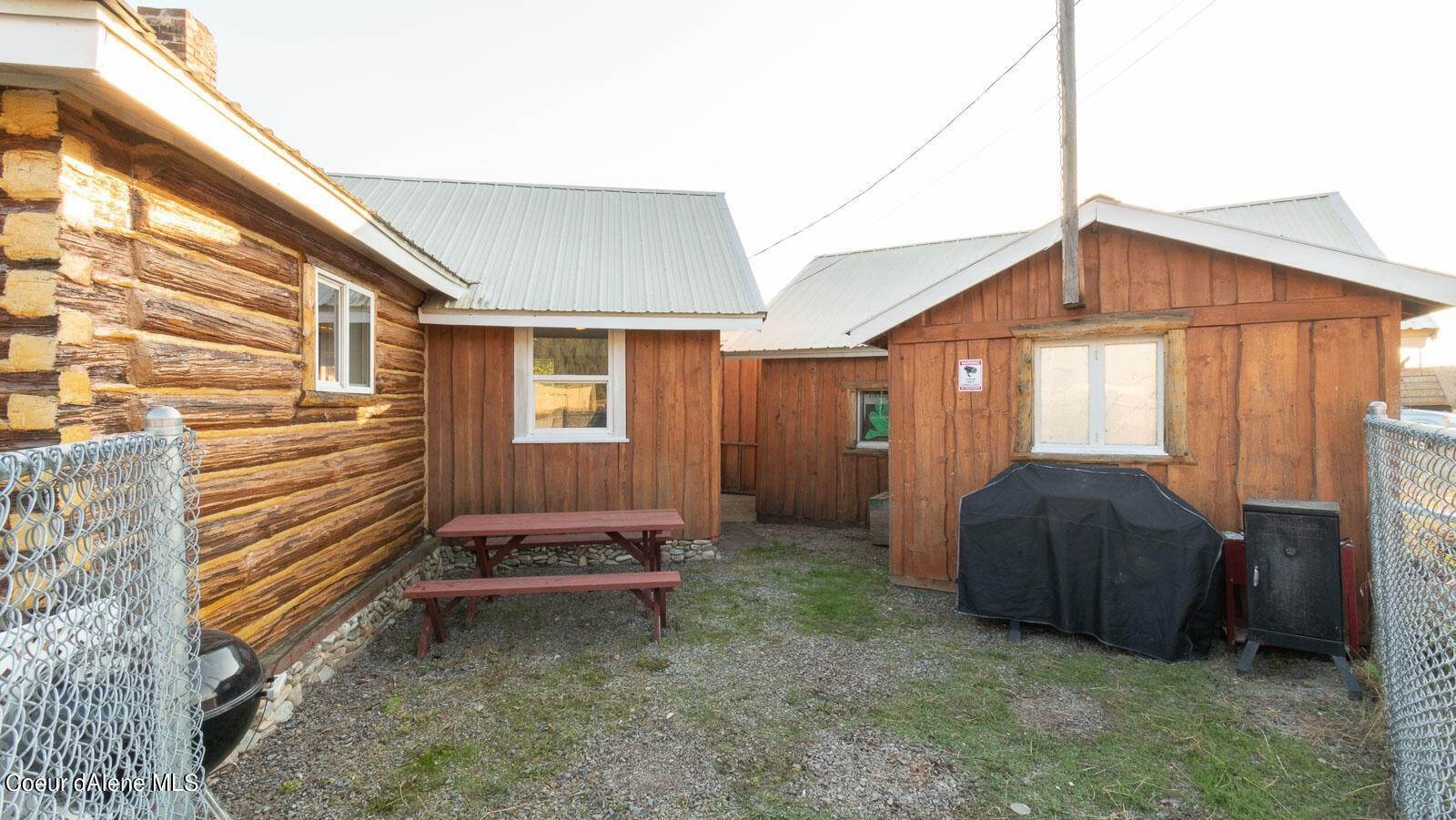 26. Single Family Homes for Sale at 106 Main Street Smelterville, Idaho 83868 United States