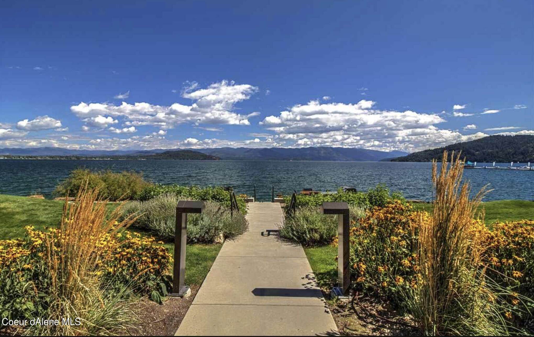 32. Single Family Homes for Sale at 802 Sandpoint Avenue Sandpoint, Idaho 83864 United States
