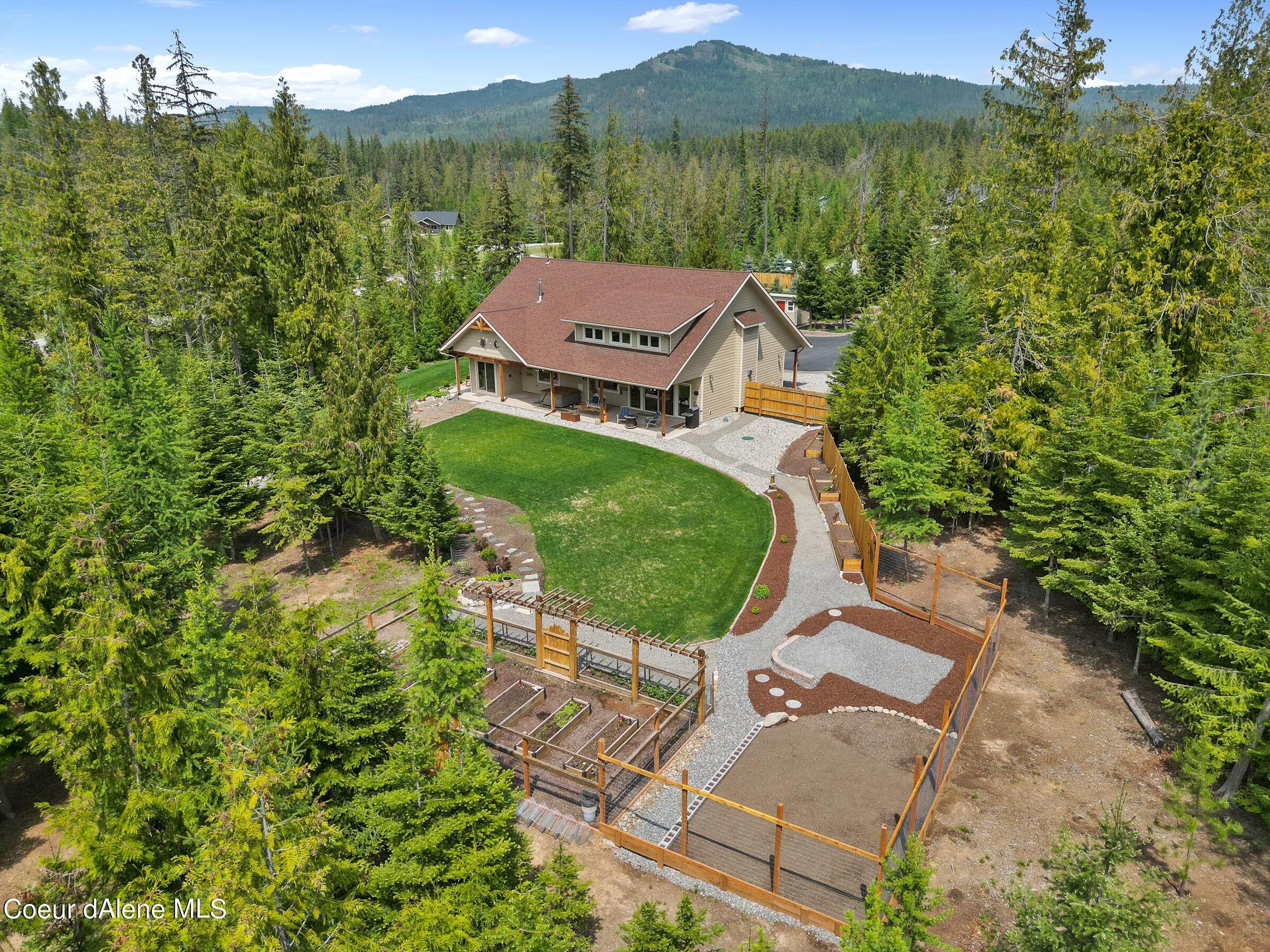 33. Single Family Homes for Sale at 153 Nez Perce Trail Sagle, Idaho 83860 United States
