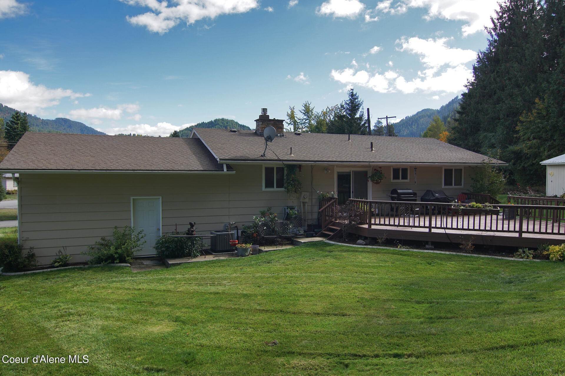 24. Single Family Homes for Sale at 220 S Tenth Street Osburn, Idaho 83849 United States