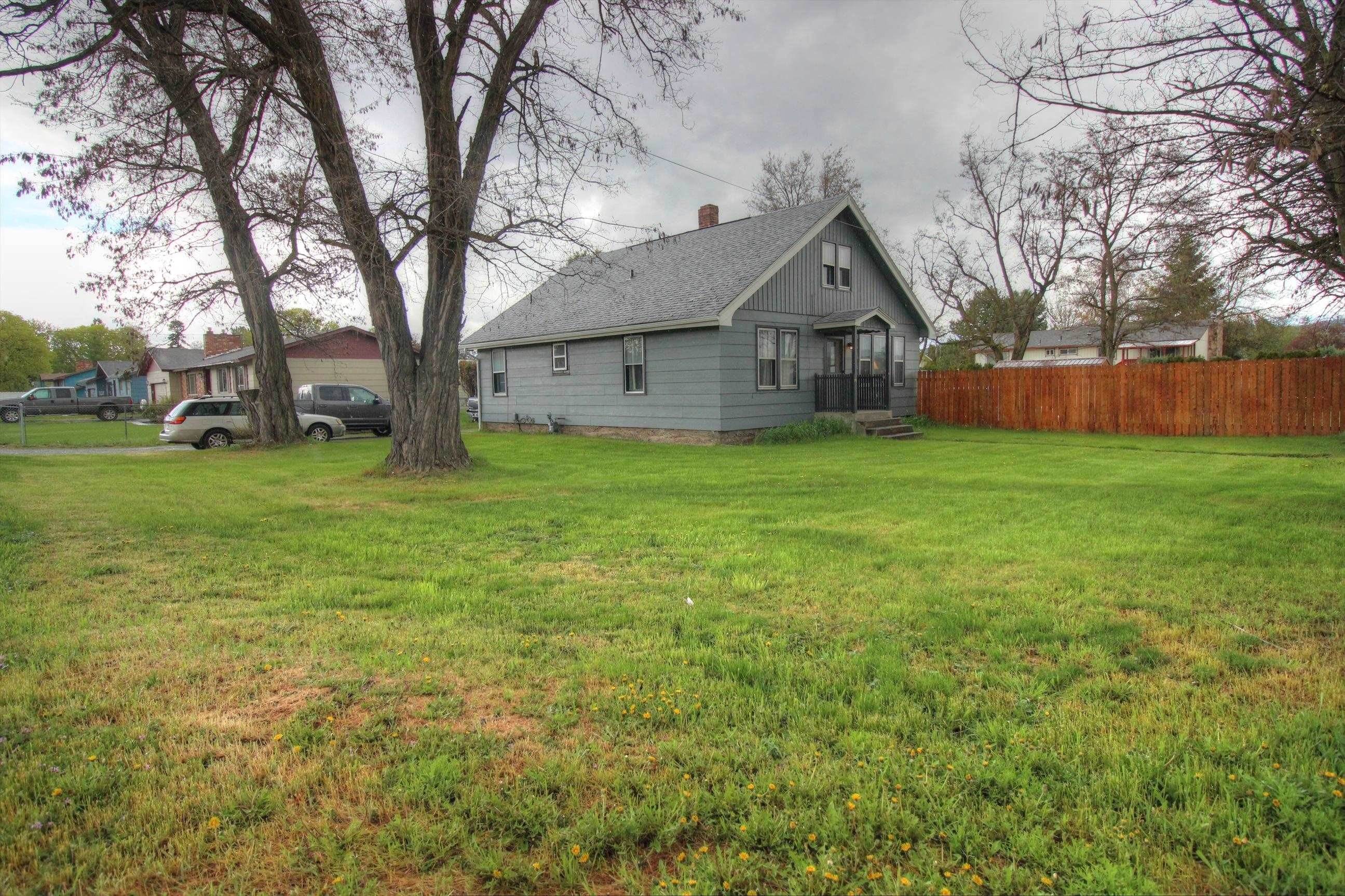 4. Single Family Homes for Sale at 1603 N Barker Road Greenacres, Washington 99016 United States