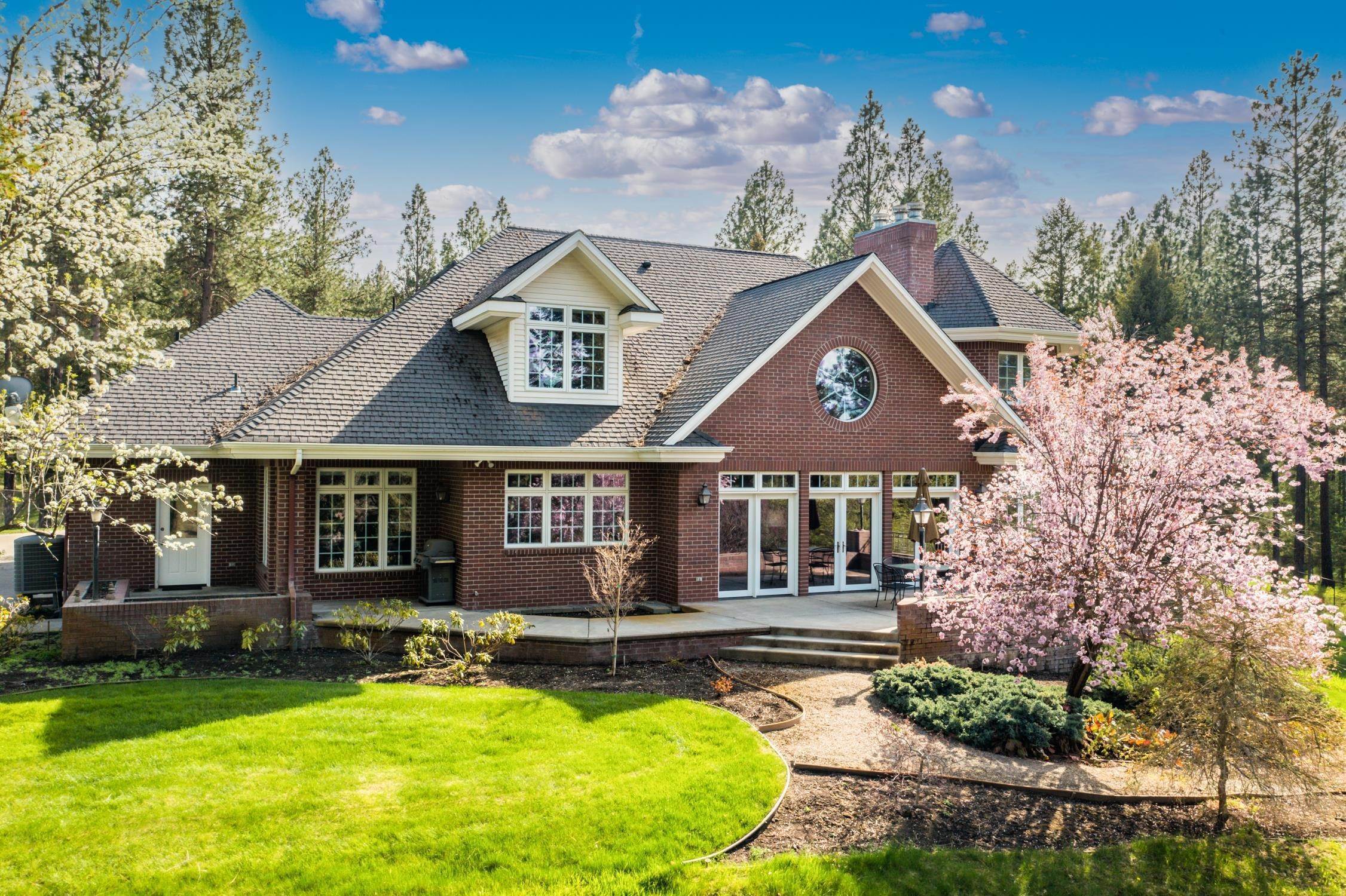 8. Single Family Homes for Sale at 1807 E Pinegate Lane Spokane, Washington 99224 United States
