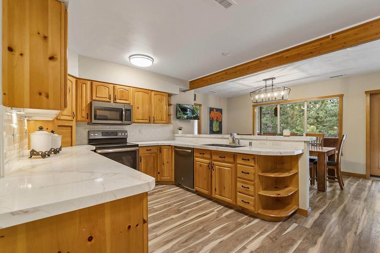16. Single Family Homes for Sale at 13510 N Mountain Home Lane Spokane, Washington 99217 United States