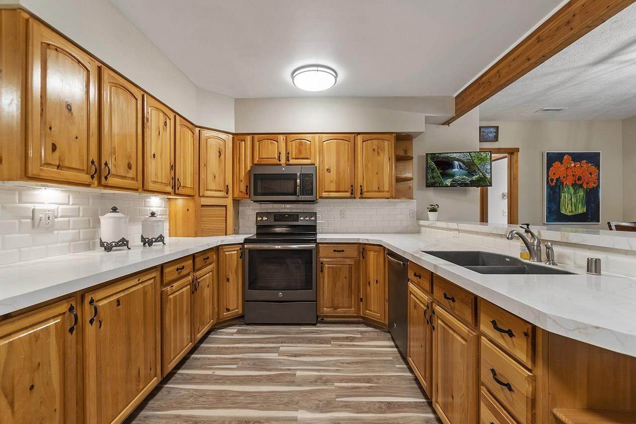18. Single Family Homes for Sale at 13510 N Mountain Home Lane Spokane, Washington 99217 United States