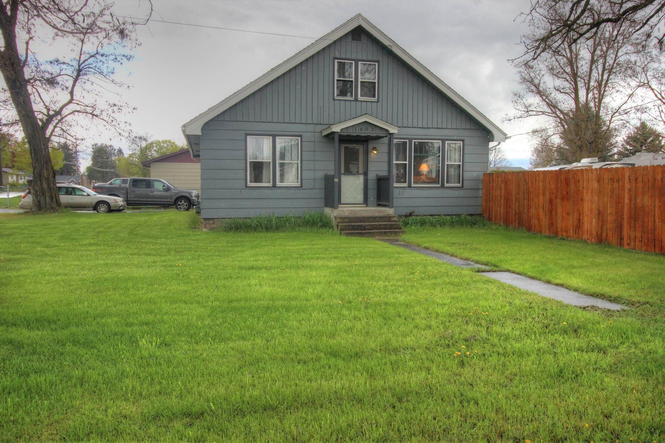 Single Family Homes for Sale at 1603 N Barker Road Greenacres, Washington 99016 United States
