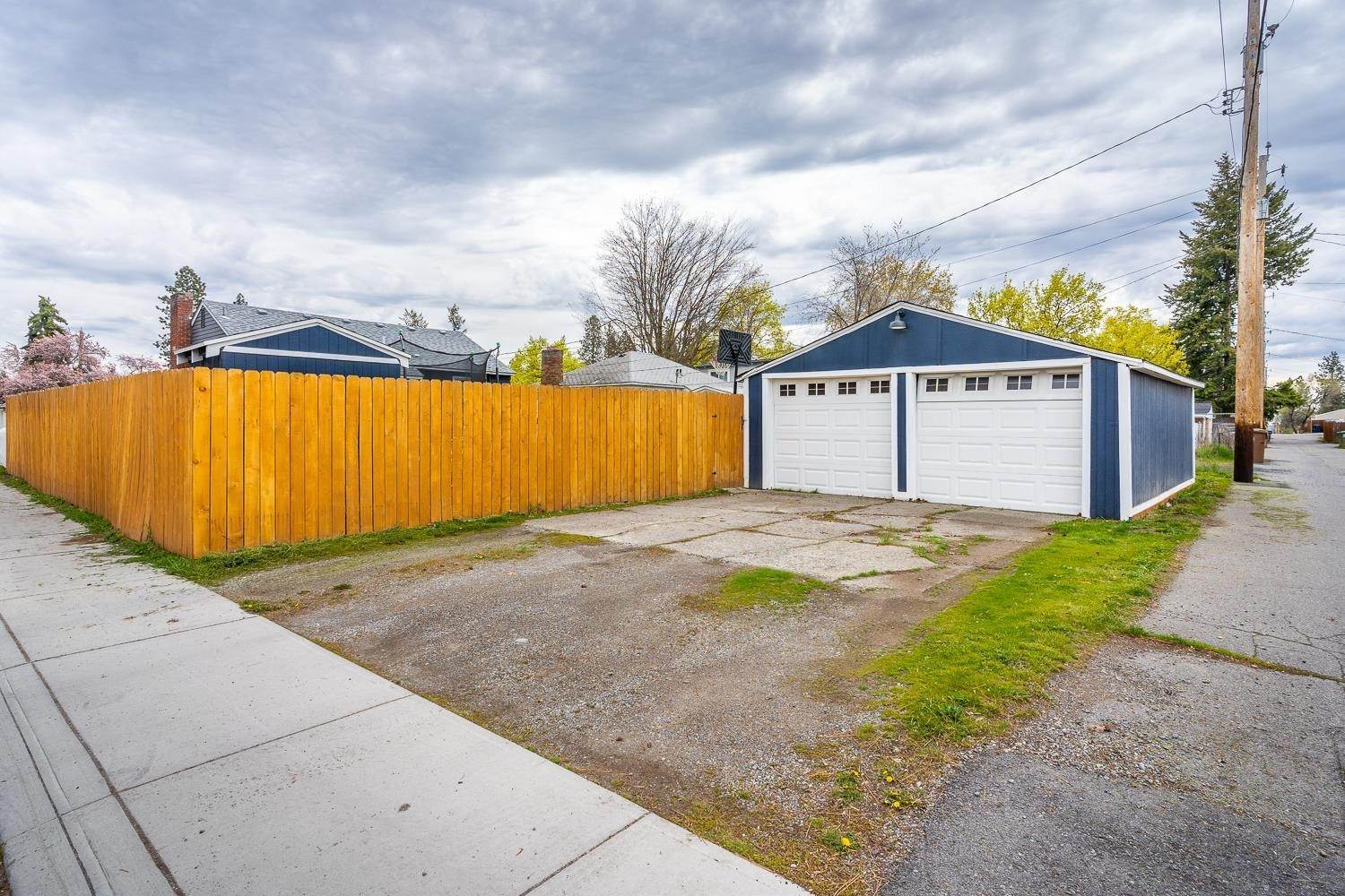 20. Single Family Homes for Sale at 5227 N Maple Street Spokane, Washington 99205 United States