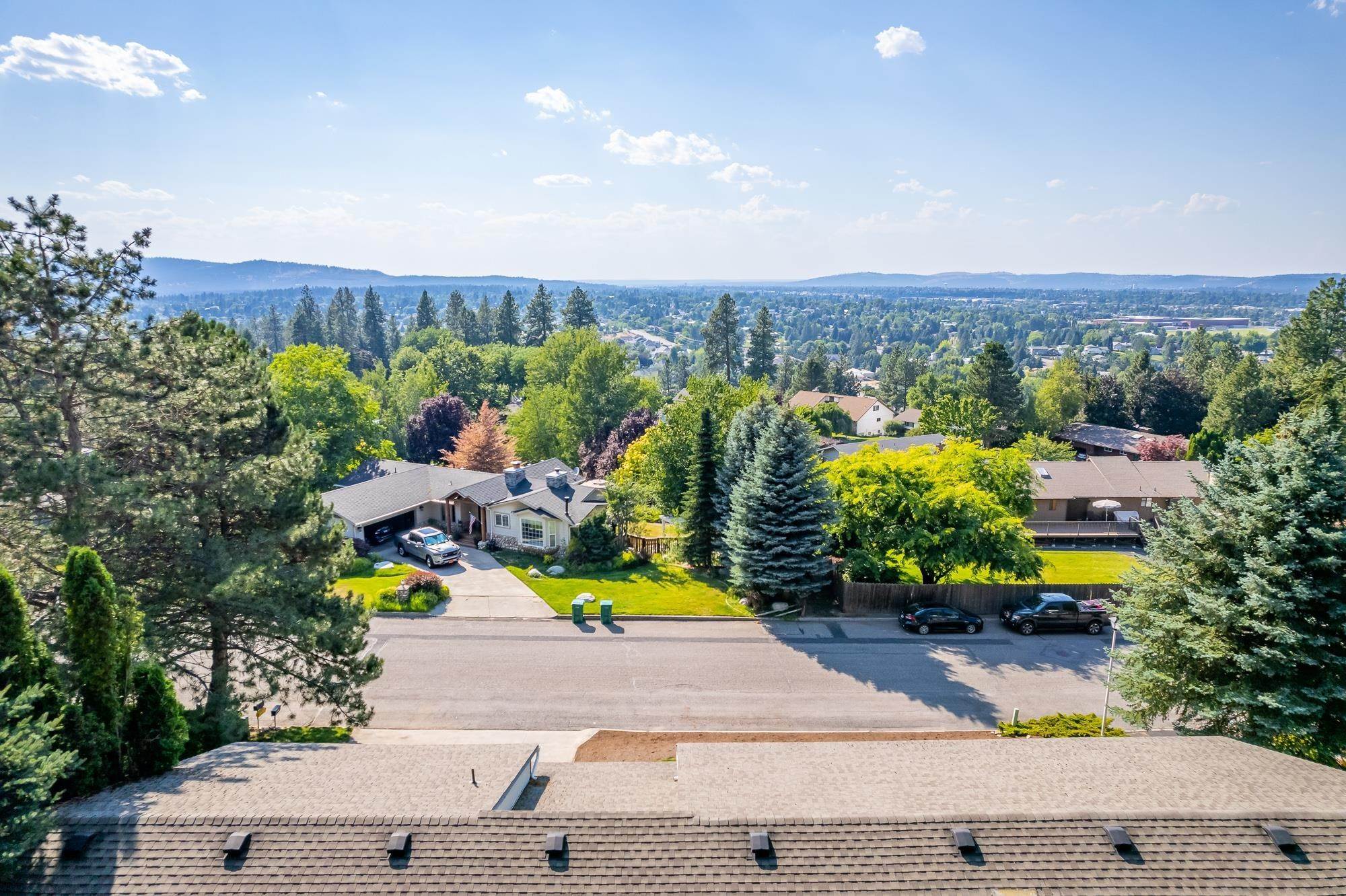 16. Single Family Homes for Sale at 1715 S Ridgemont Drive Spokane Valley, Washington 99037 United States