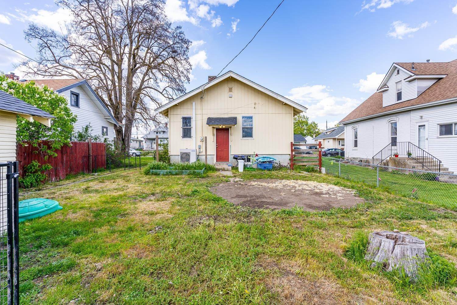 15. Single Family Homes for Sale at 1028 E Gordon Avenue Spokane, Washington 99207 United States