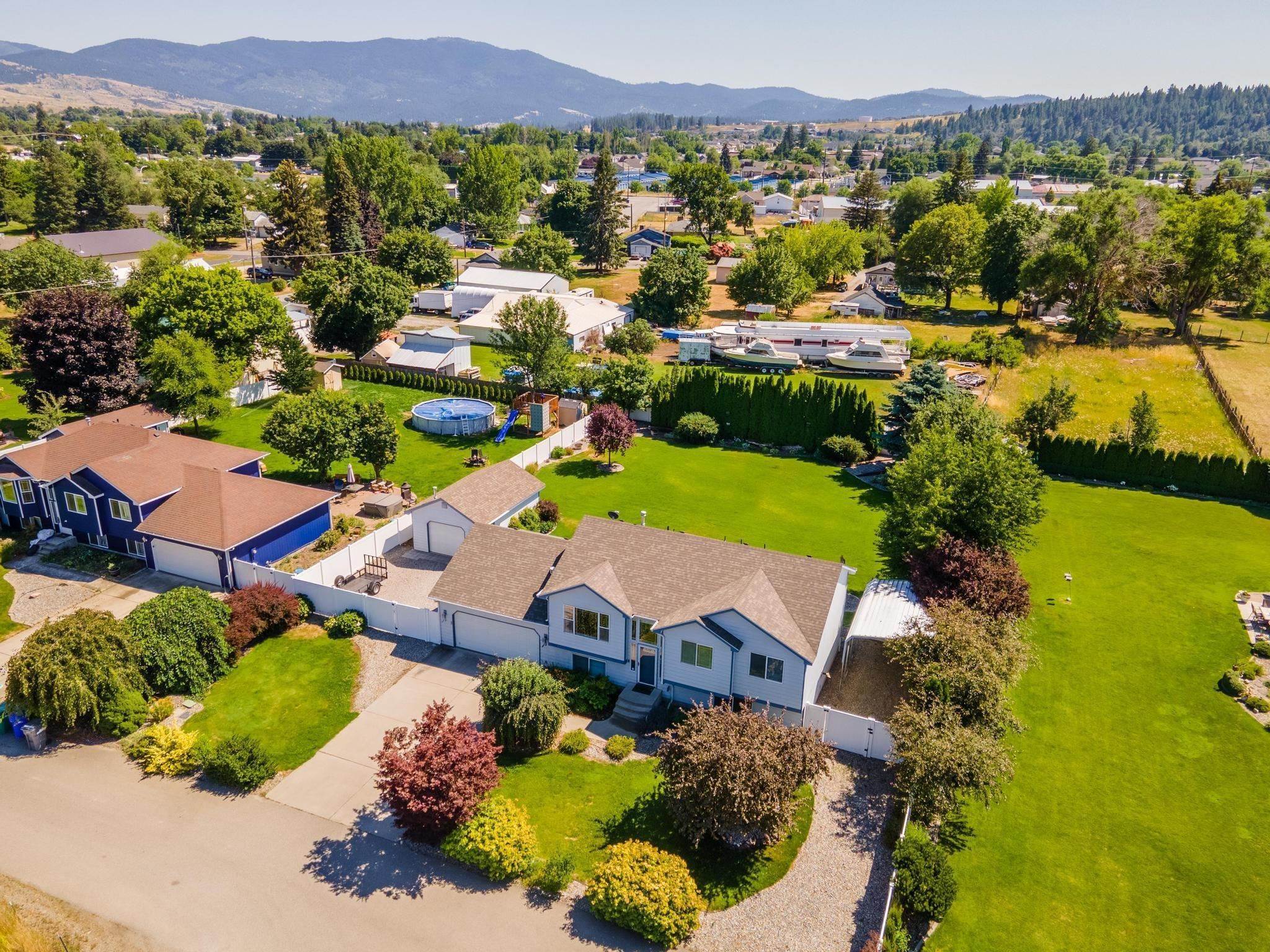 14. Single Family Homes for Sale at 17802 E Olive Lane Spokane Valley, Washington 99016 United States