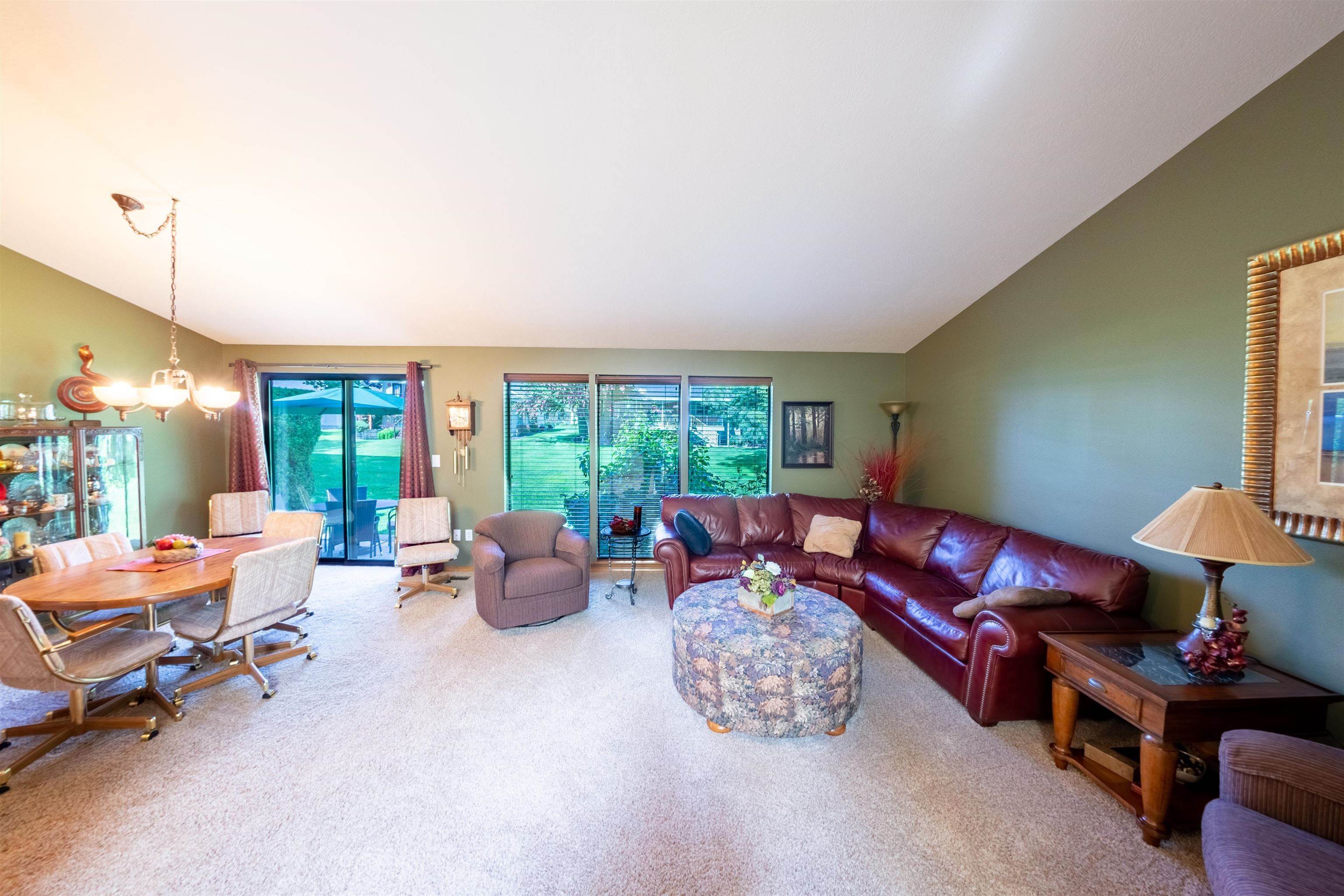 4. Single Family Homes for Sale at 6311 N Royal Crescent Lane Spokane, Washington 99205 United States