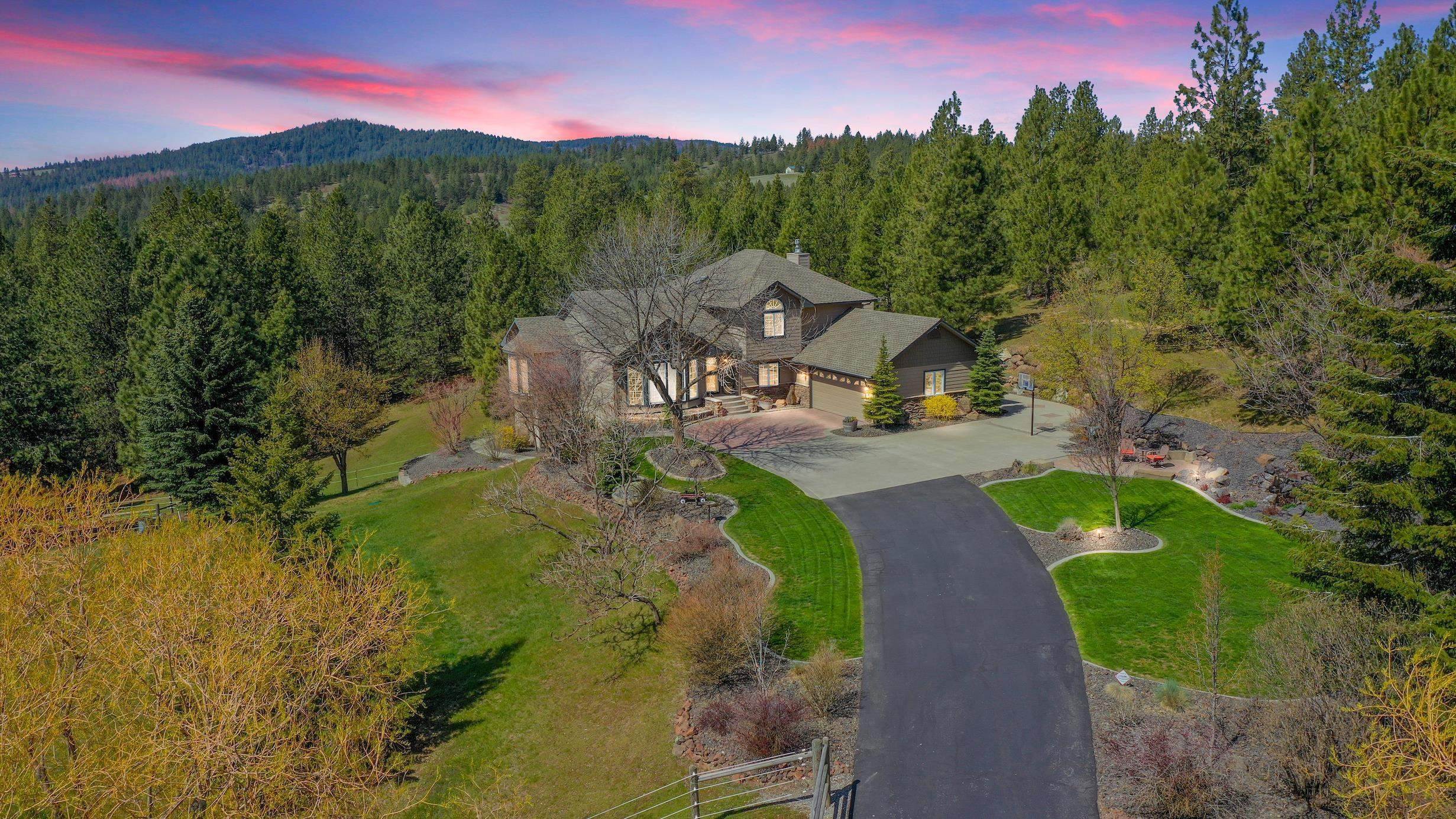 7. Single Family Homes for Sale at 7810 S Pineview Lane Spokane, Washington 99206 United States