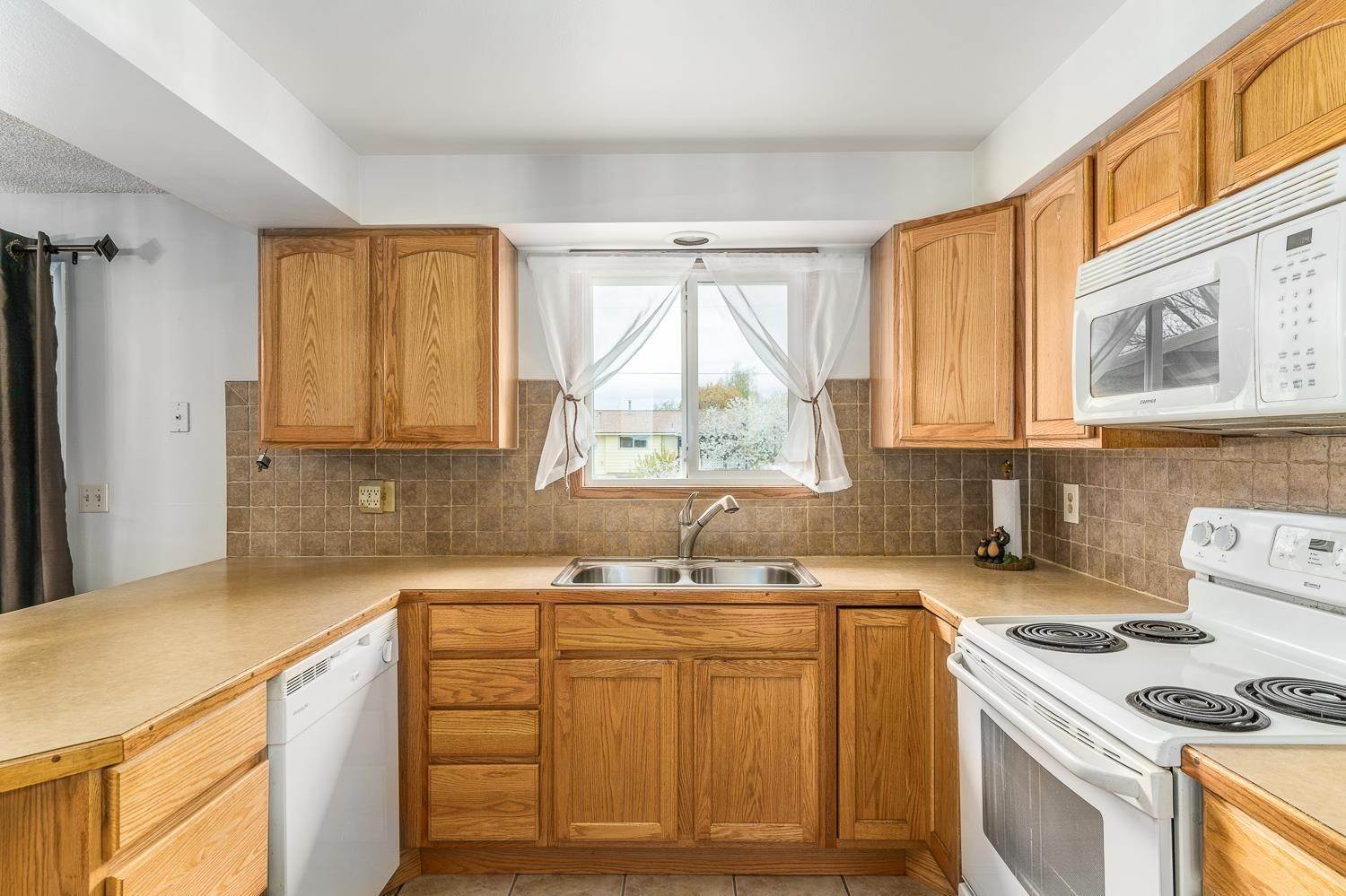 7. Single Family Homes for Sale at 14010 E Sharp Avenue Spokane, Washington 99216 United States