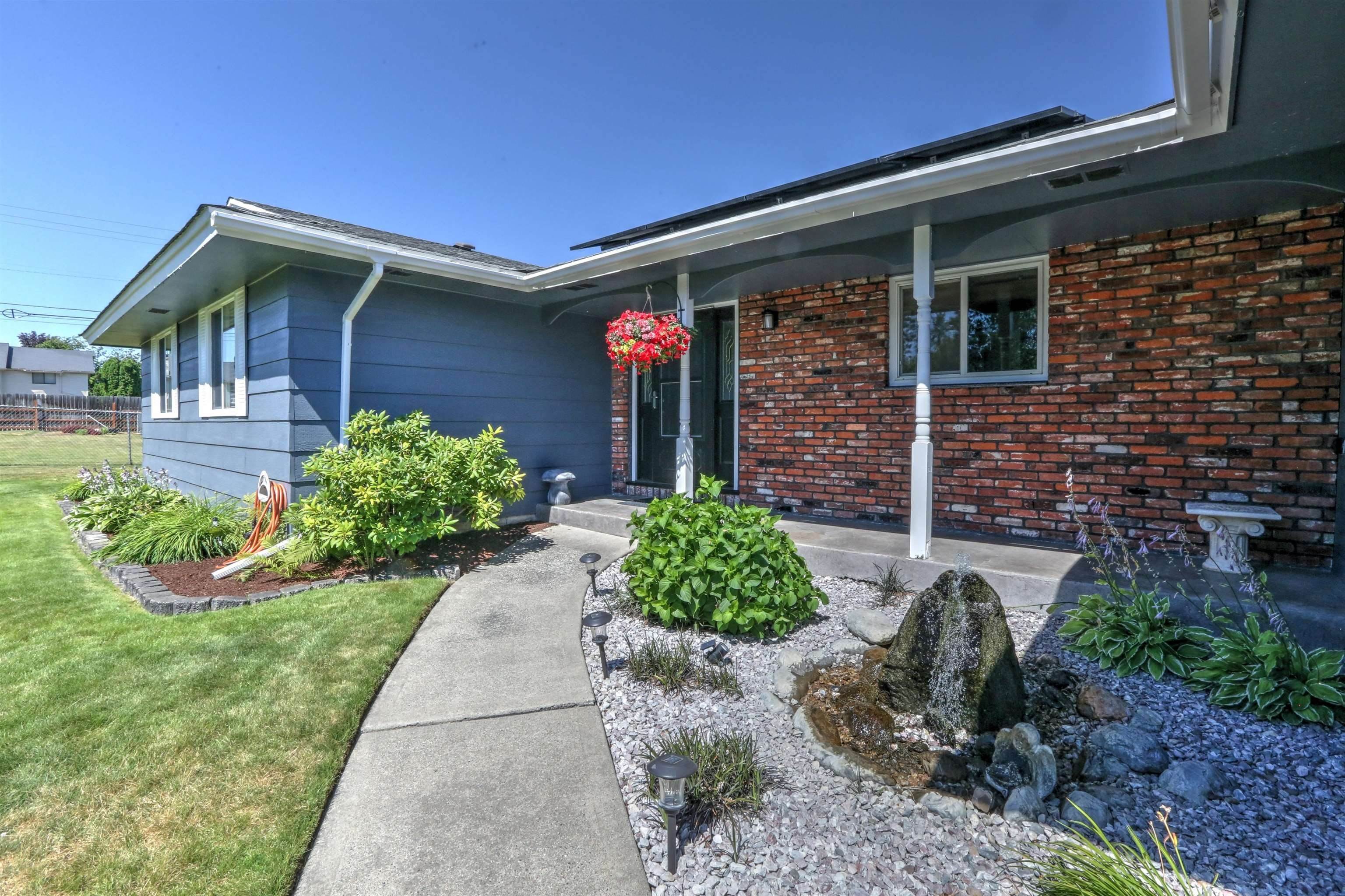 4. Single Family Homes for Sale at 5324 W Baywood Court Spokane, Washington 99208 United States