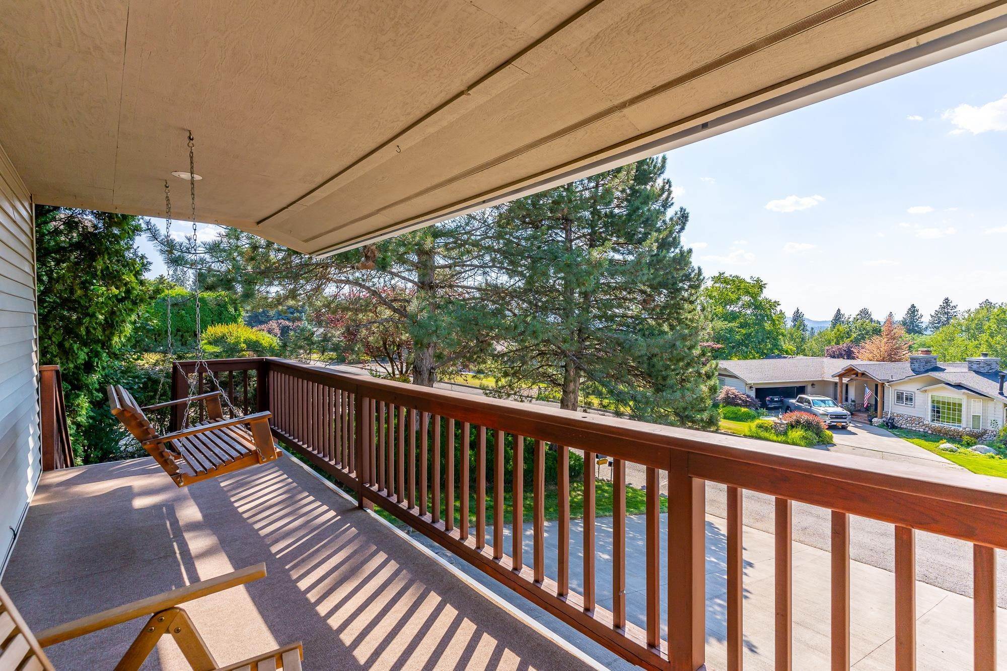 15. Single Family Homes for Sale at 1715 S Ridgemont Drive Spokane Valley, Washington 99037 United States