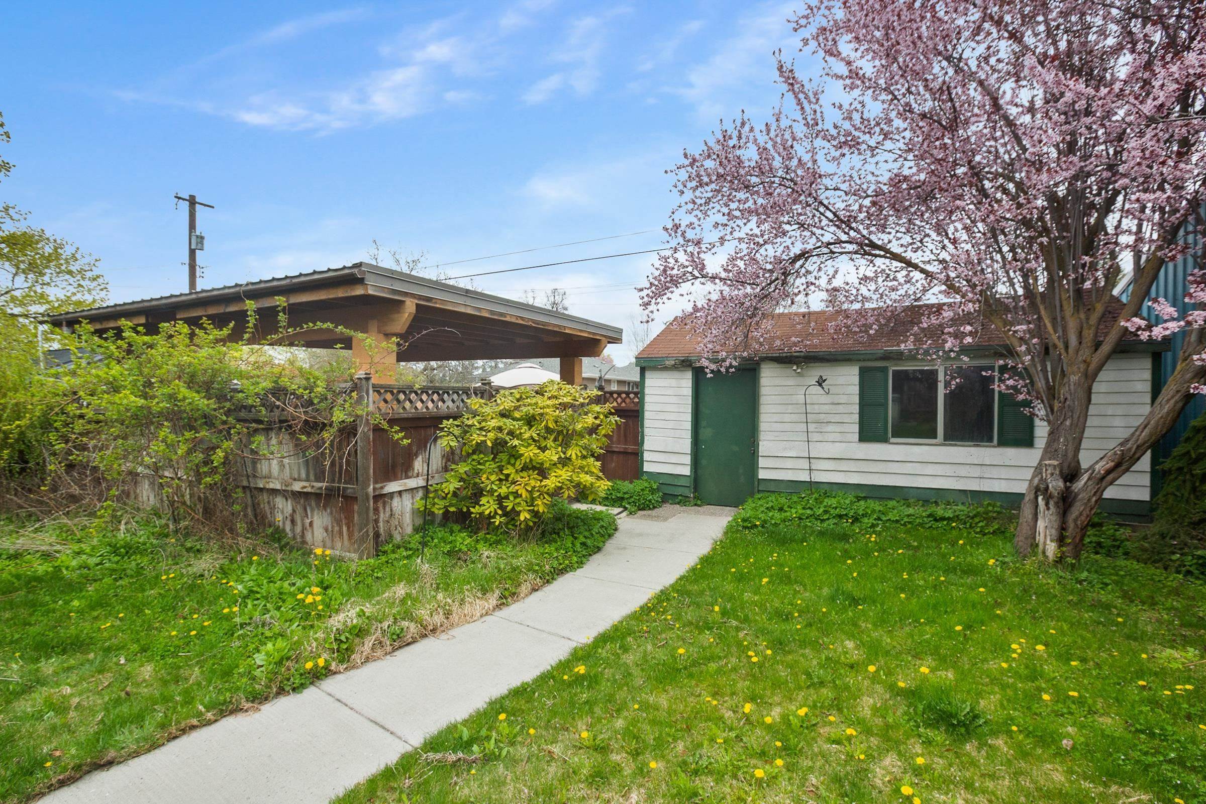 14. Single Family Homes for Sale at 3424 W Longfellow Avenue Spokane, Washington 99205 United States