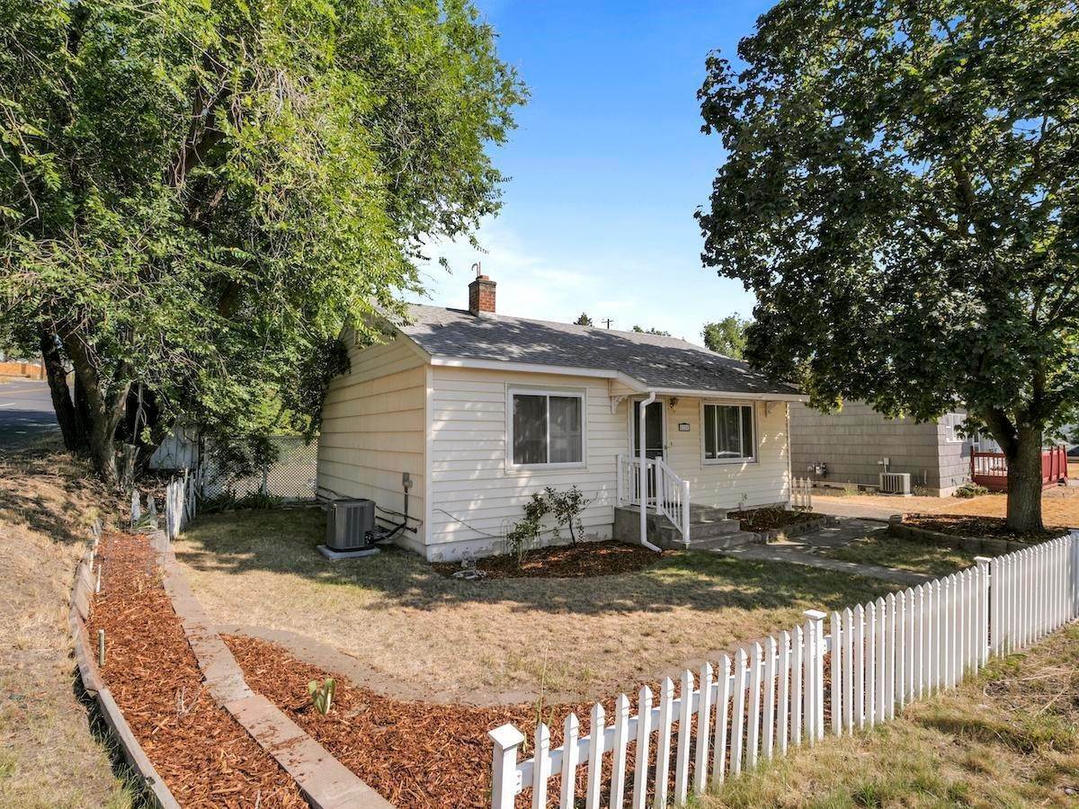 19. Single Family Homes for Sale at 6218 N Greenwood Blvd Spokane, Washington 99205 United States