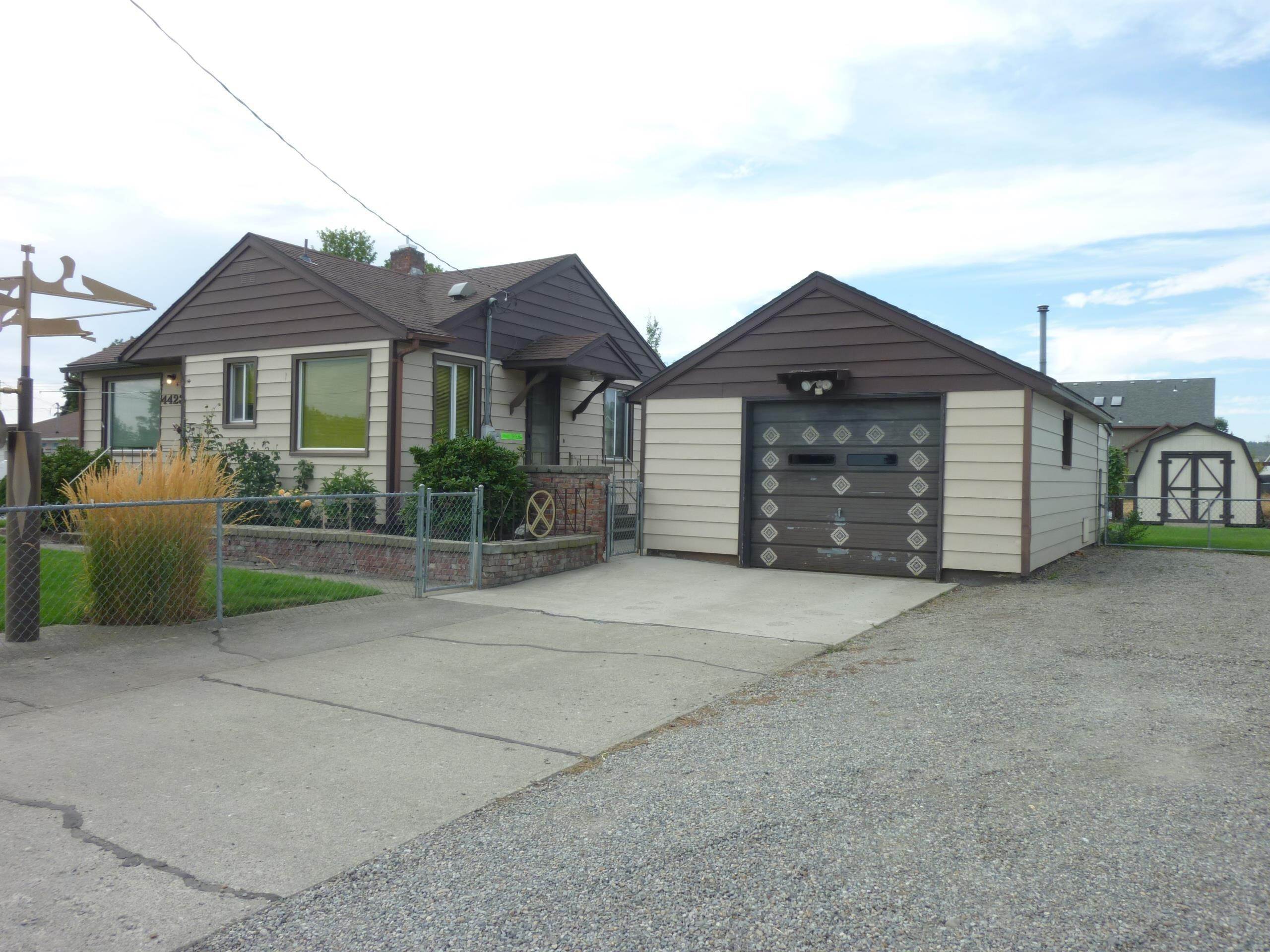 6. Single Family Homes for Sale at 4423 N Farr Road Spokane, Washington 99206 United States