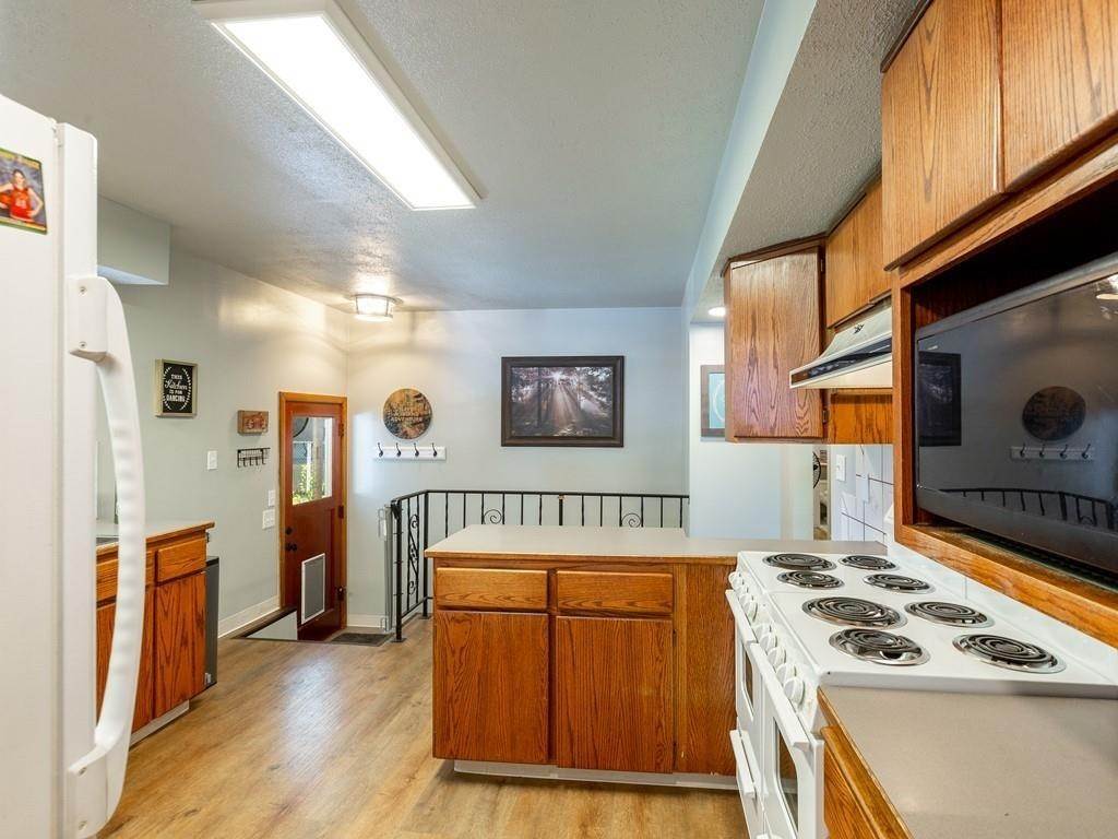 10. Single Family Homes for Sale at 4518 N Windsor Drive Spokane, Washington 99205 United States