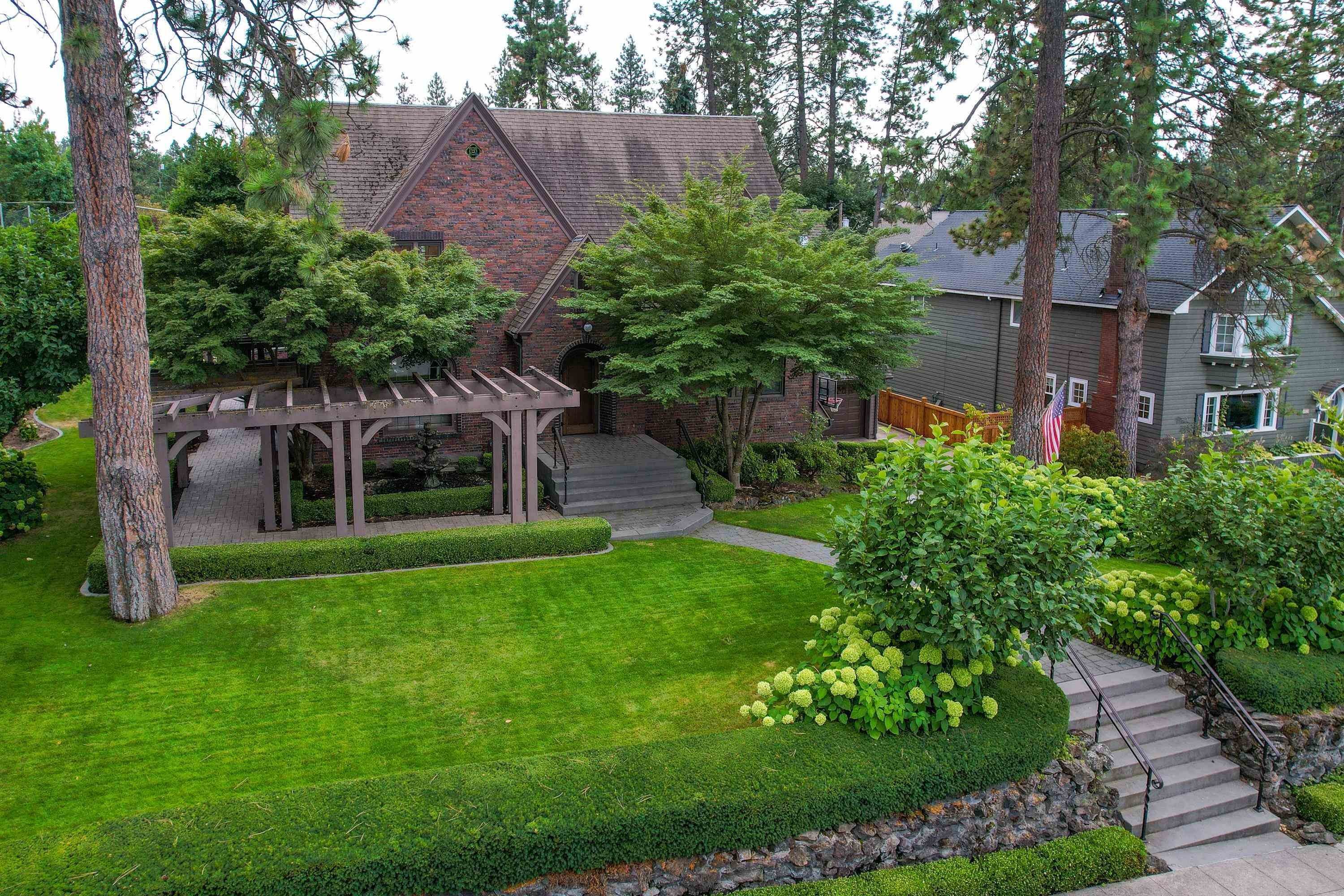 6. Single Family Homes for Sale at 1106 E Overbluff Road Spokane, Washington 99203 United States