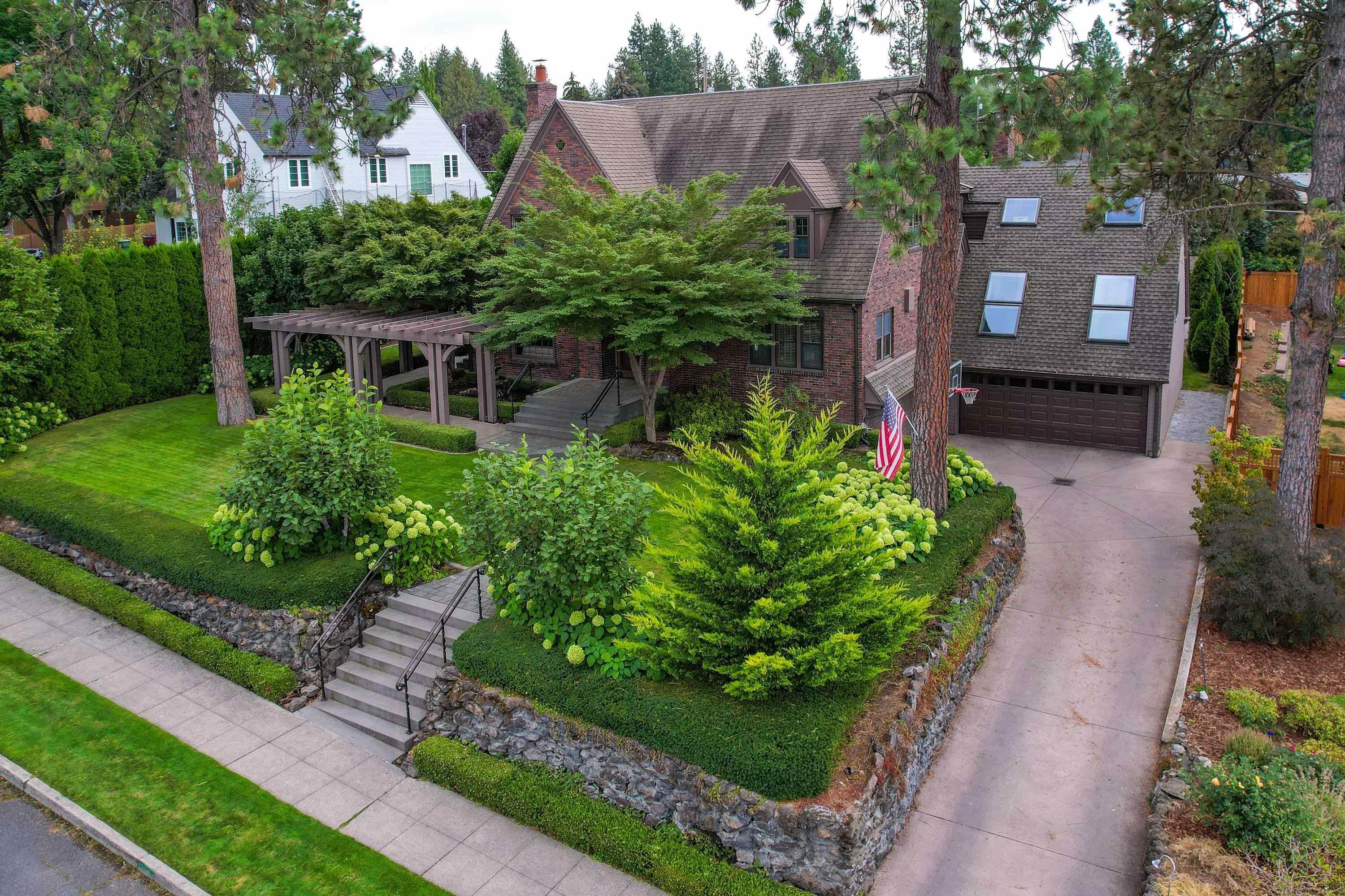 7. Single Family Homes for Sale at 1106 E Overbluff Road Spokane, Washington 99203 United States