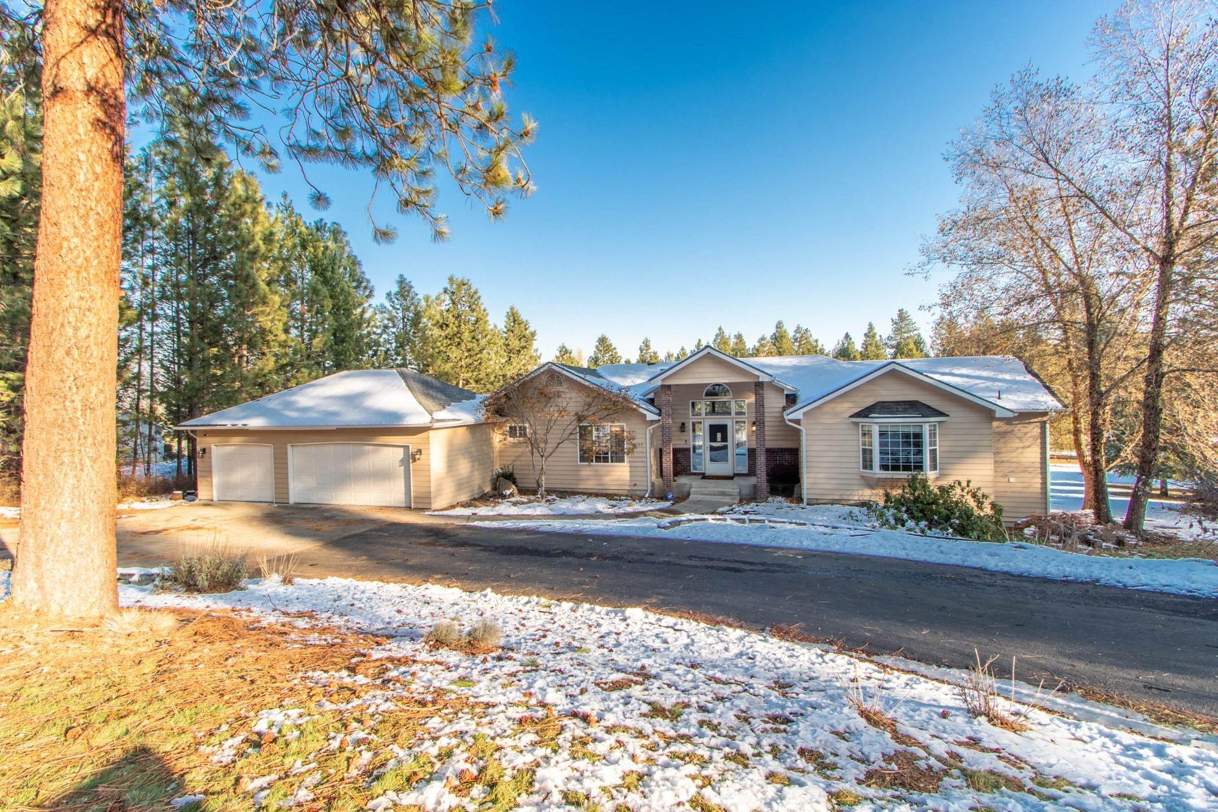 2. Single Family Homes for Sale at 8724 N Oakland Road Newman Lake, Washington 99025 United States