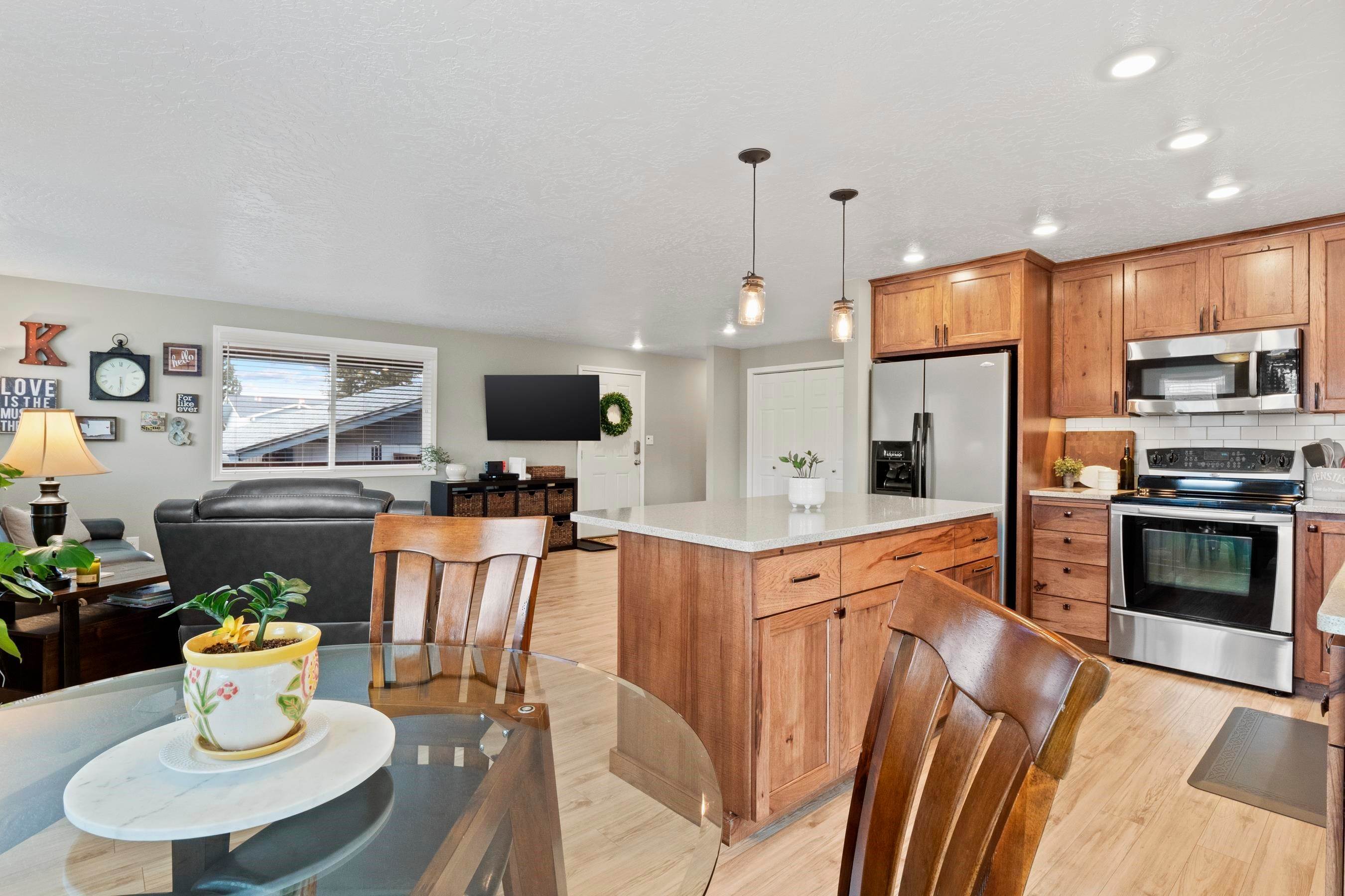 16. Single Family Homes for Sale at 12403 E Lenora Drive Spokane, Washington 99216 United States