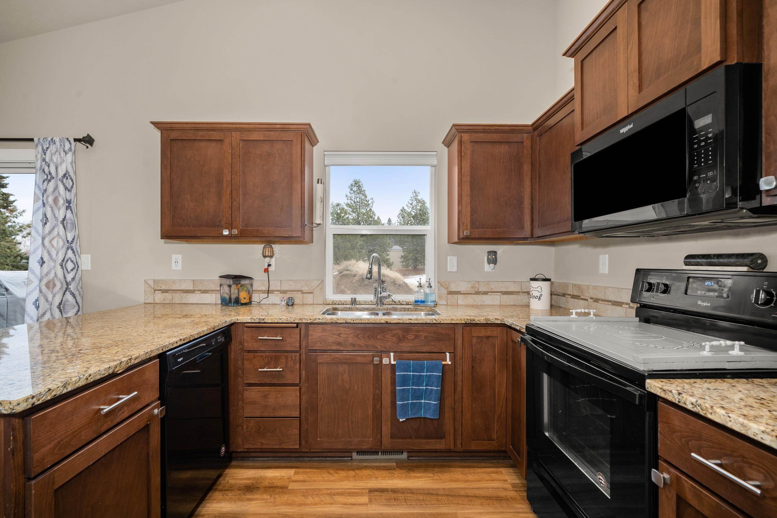 16. Single Family Homes for Sale at 4413 S Ponderosa Lane Spokane Valley, Washington 99206 United States