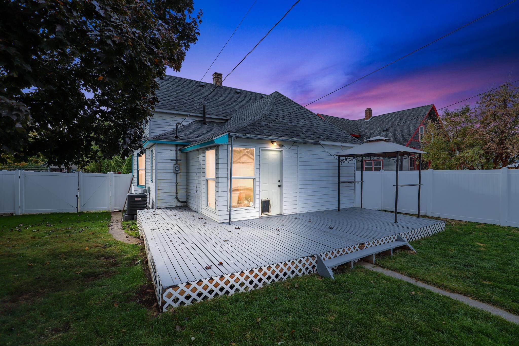 9. Single Family Homes for Sale at 1714 W Augusta Avenue Spokane, Washington 99205 United States