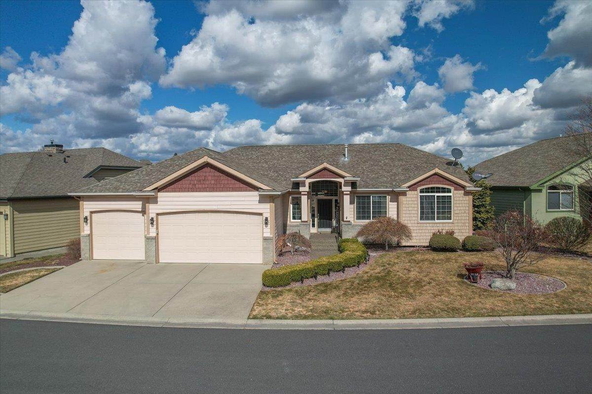 Single Family Homes for Sale at 817 S Shelley Lake Lane Spokane Valley, Washington 99037 United States