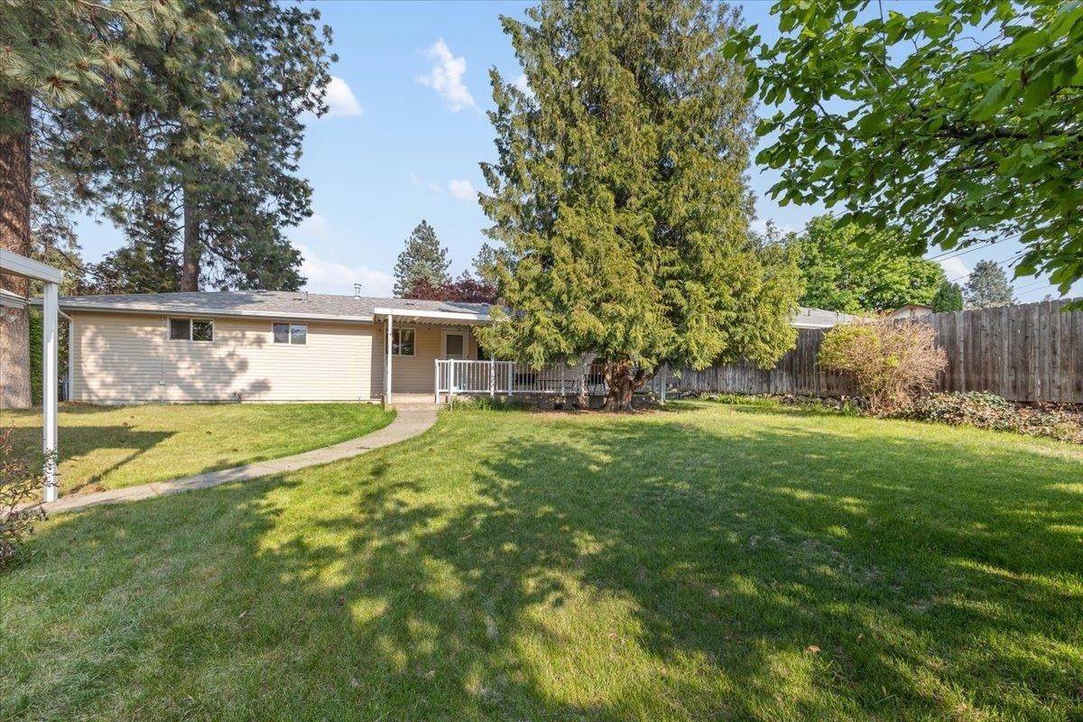 19. Single Family Homes for Sale at 6517 N Whitehouse Street Spokane, Washington 99208 United States