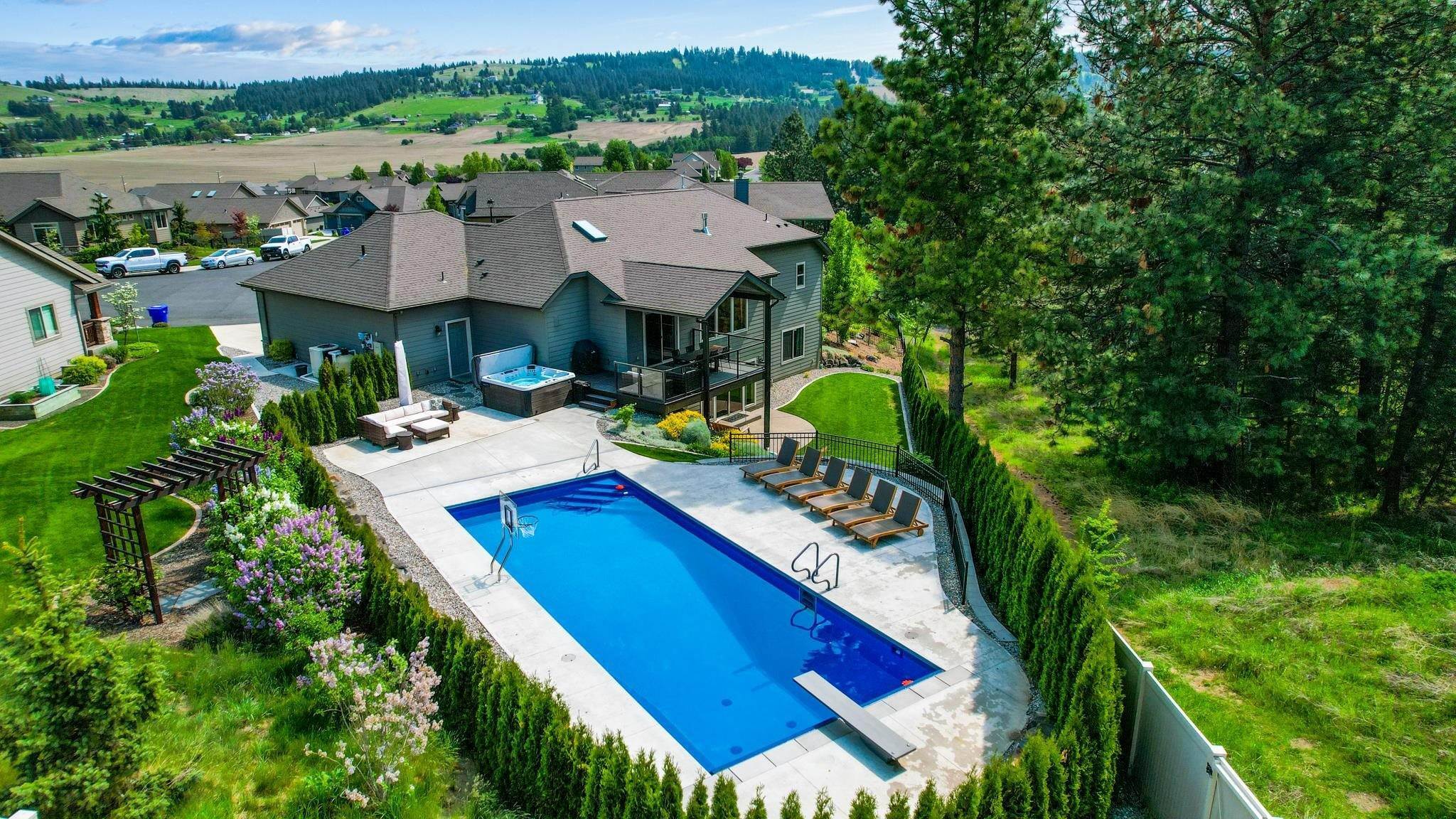5. Single Family Homes for Sale at 4319 S Bernson Lane Spokane, Washington 99223 United States