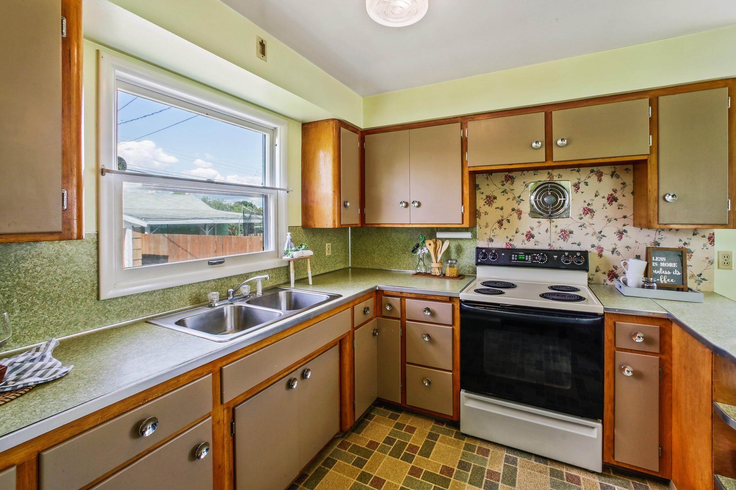 7. Single Family Homes for Sale at 2611 E Columbia Avenue Spokane, Washington 99208 United States