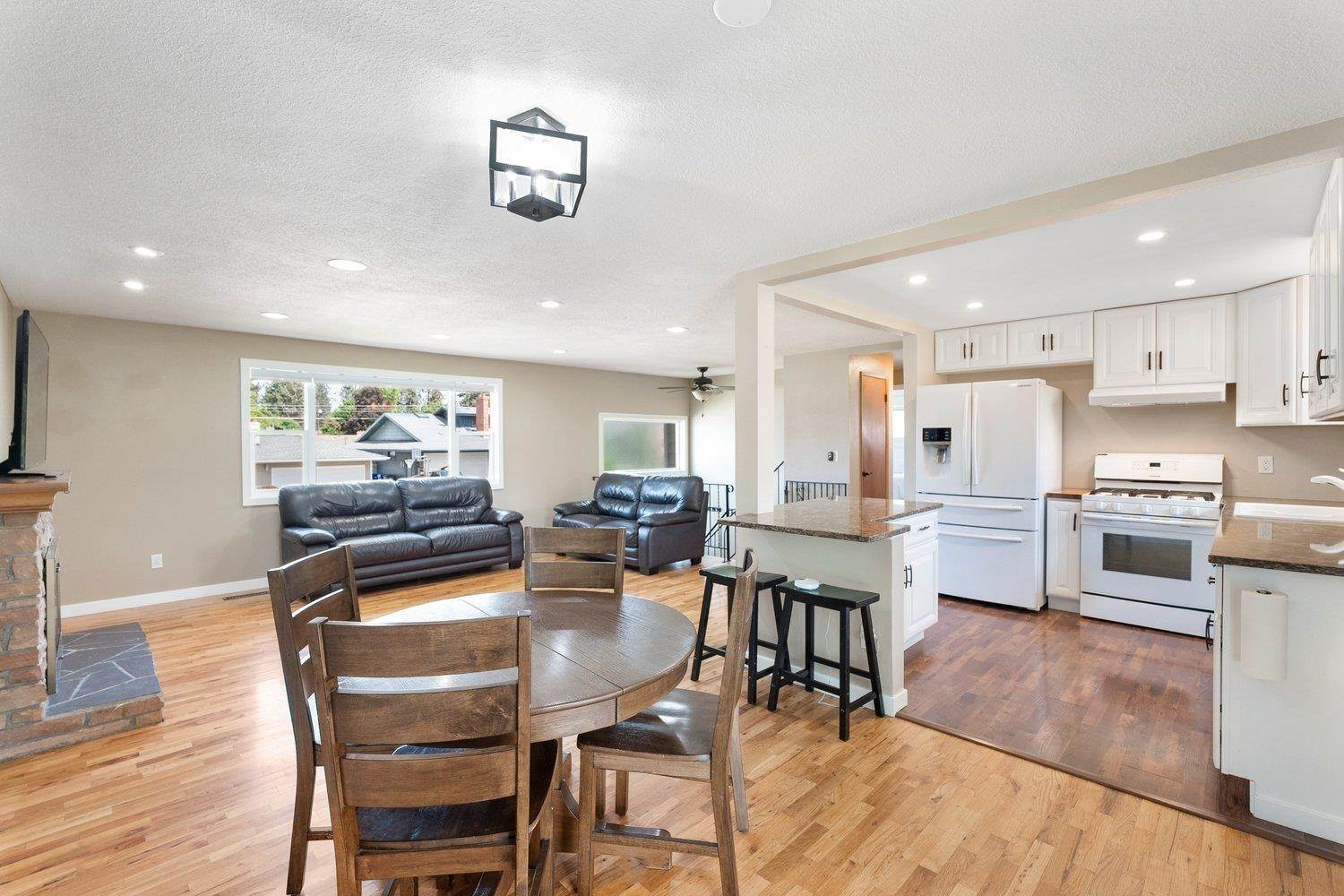 3. Single Family Homes for Sale at 227 W Barnes Road Spokane, Washington 99218 United States
