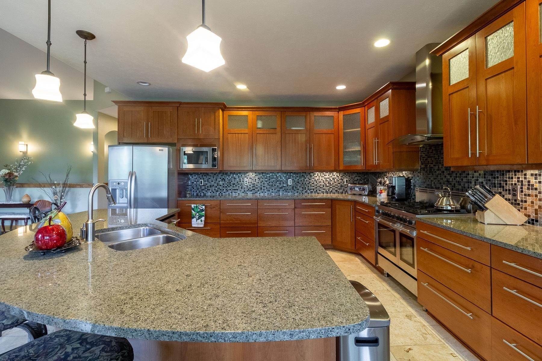 14. Single Family Homes for Sale at 810 W Willapa Avenue Spokane, Washington 99224 United States
