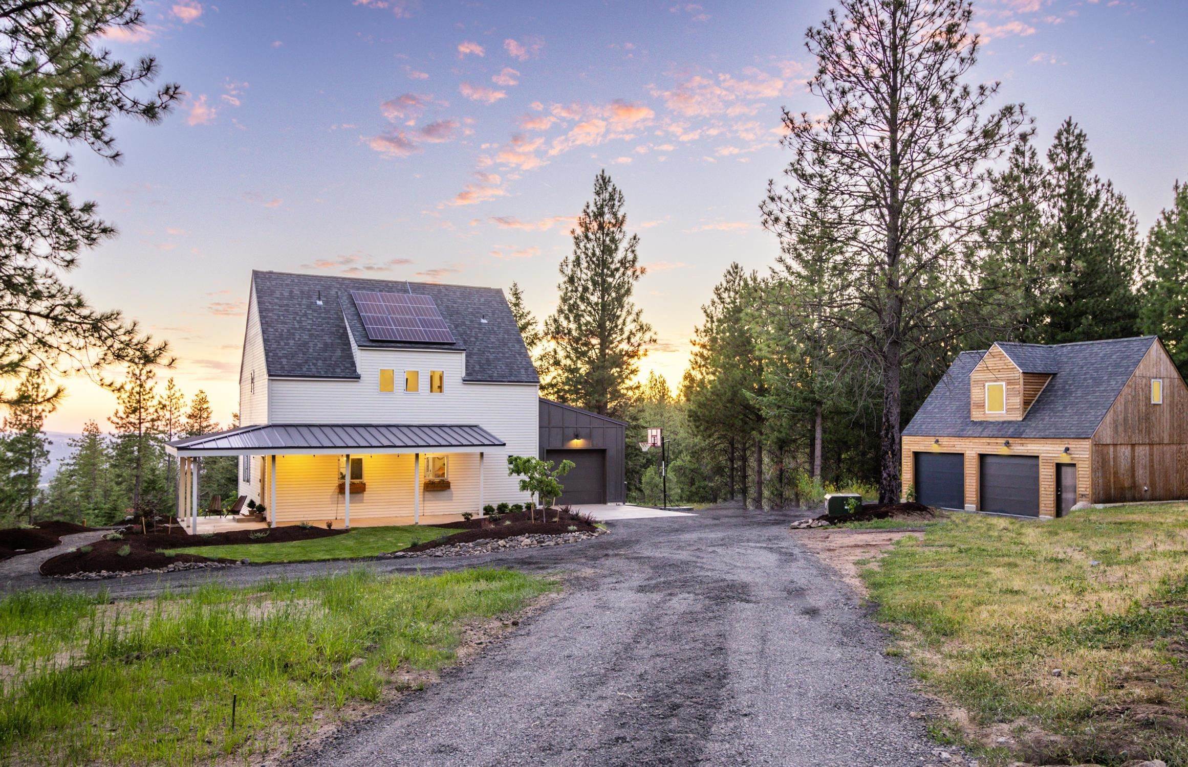16. Single Family Homes for Sale at 6734 S Granite Mountain Lane Spokane, Washington 99223 United States