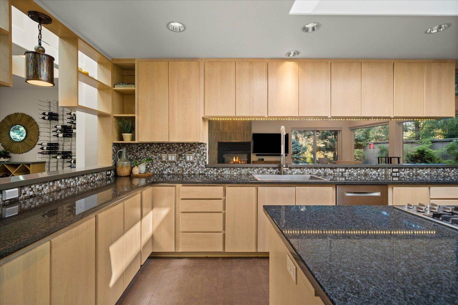 15. Single Family Homes for Sale at 2012 E Overbluff Court Spokane, Washington 99203 United States